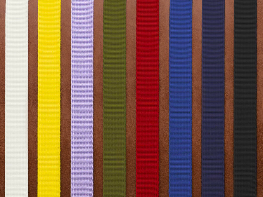 Beispiel wie eine Prägung auf dunkelbraunem Leder aussieht