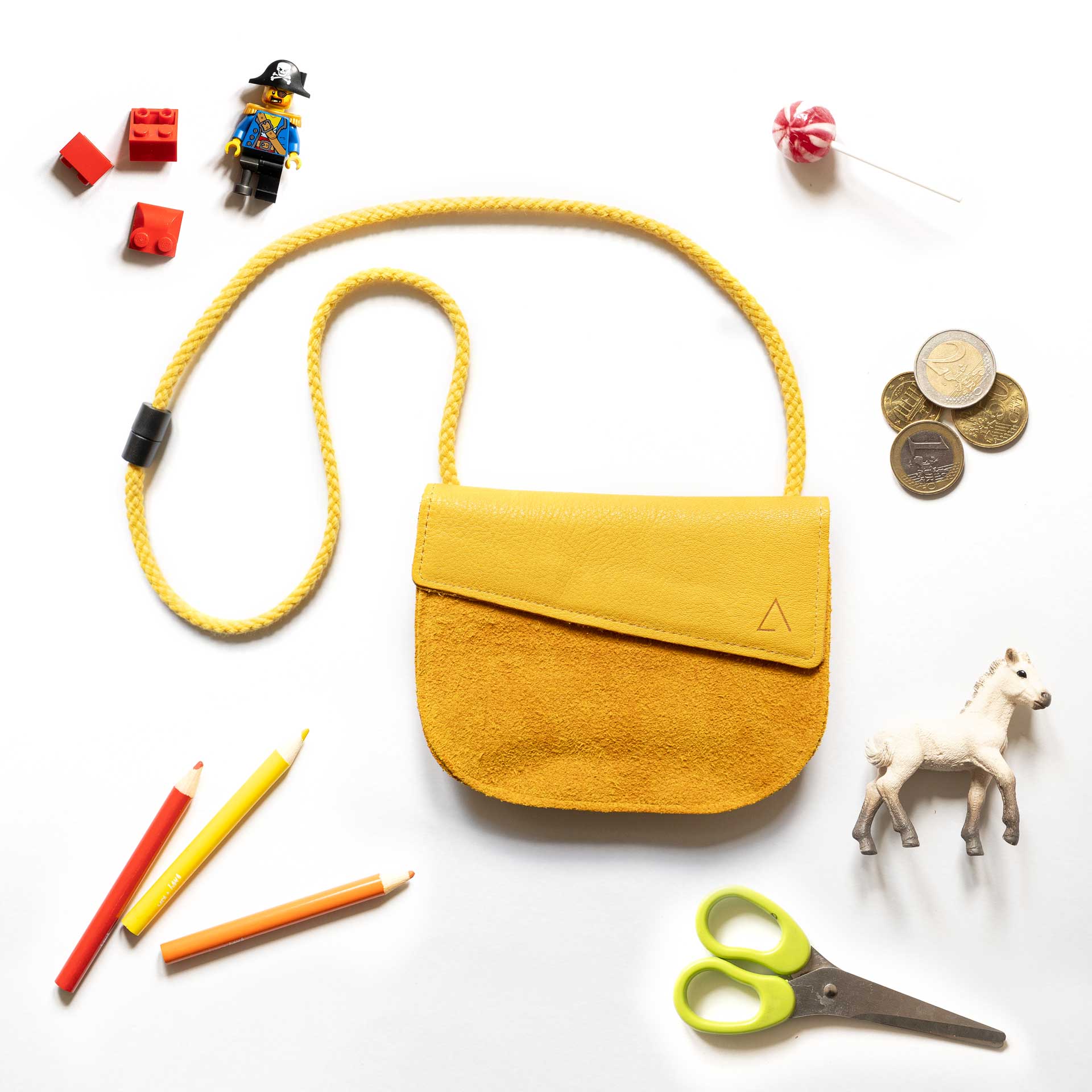 In das Kindertäschen passen Kleinigkeiten wie Sitfte, eine Kinderschere, aber auch Geld.