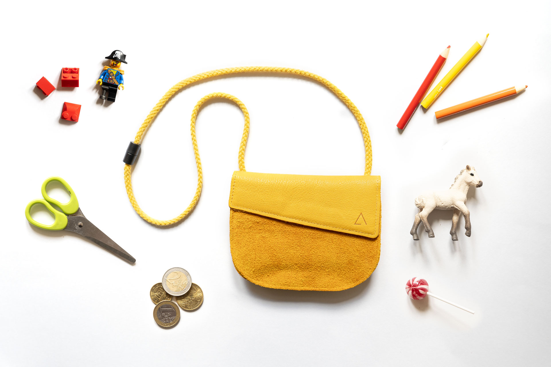 In das Kindertäschen passen Kleinigkeiten wie Sitfte, eine Kinderschere, aber auch Geld.