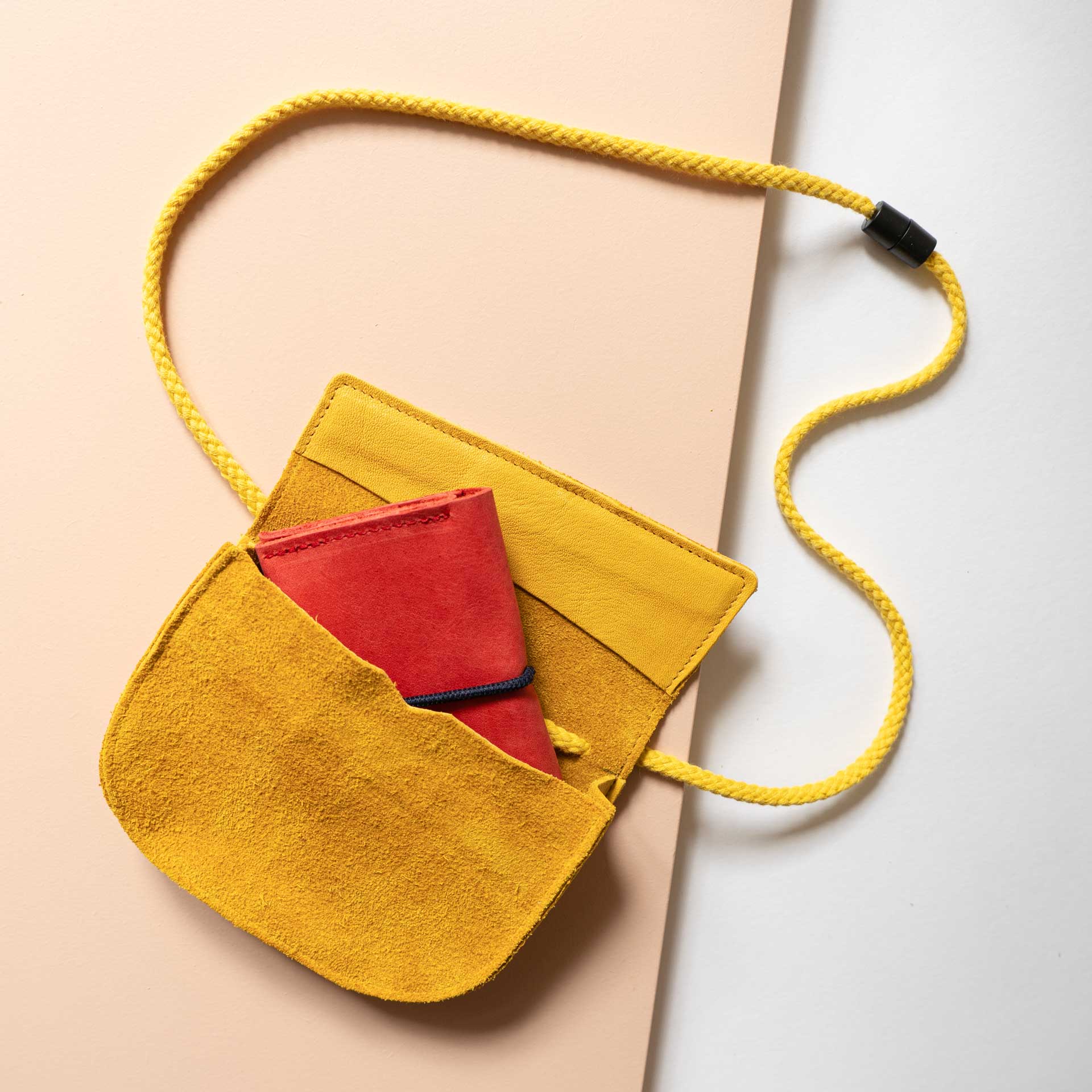 Unser Portemonnaie OLI Midi passt perfekt in unsere Kindertasche FIZ.