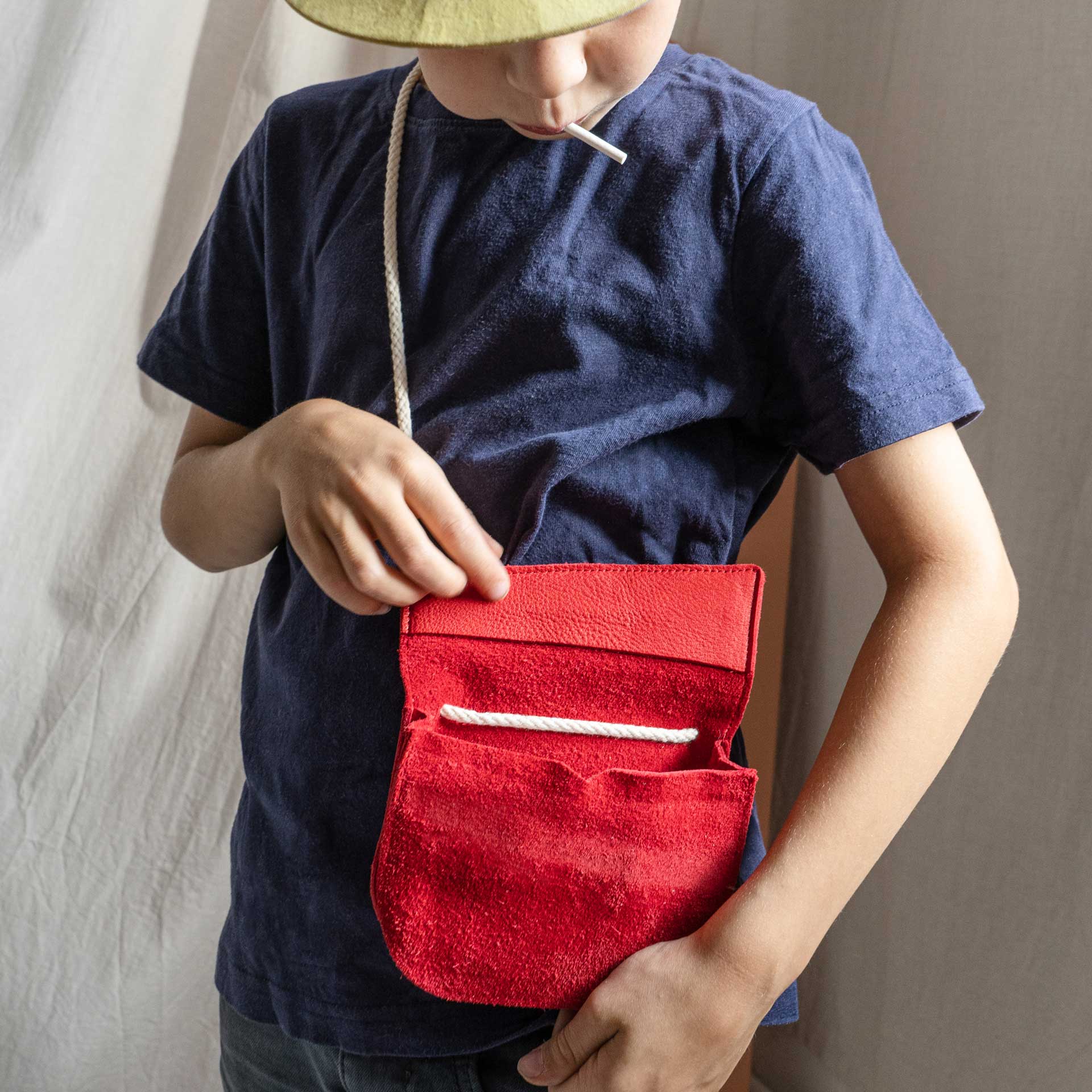 In die Klappe ist ein Magnetstreifen verdeckt eingearbteitet, so dass die Tasche sich immer in der richtigen Position verschließt.