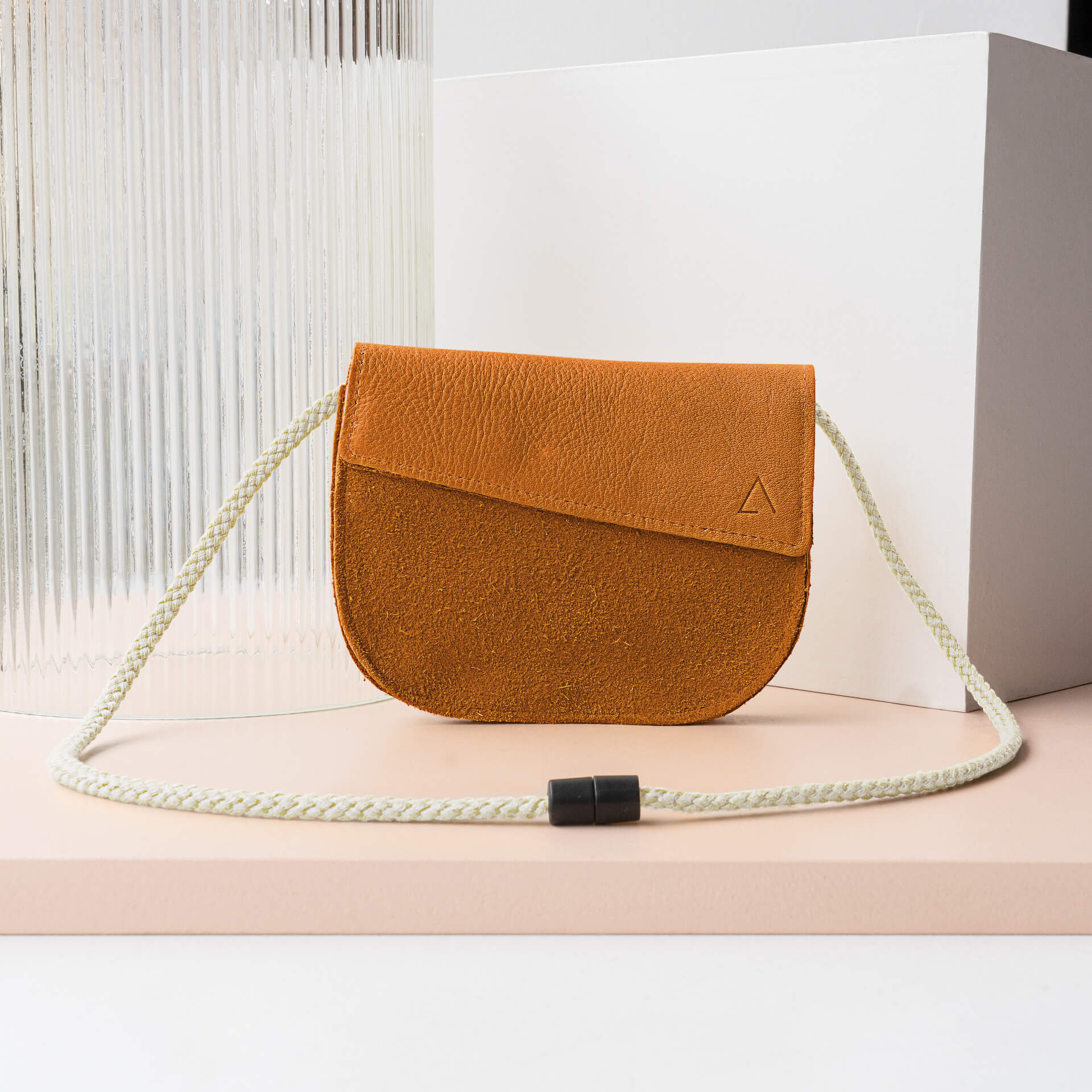 Kindertasche-FIZ-Naturleder-Franziska-Klee-cognac-Band-weiss