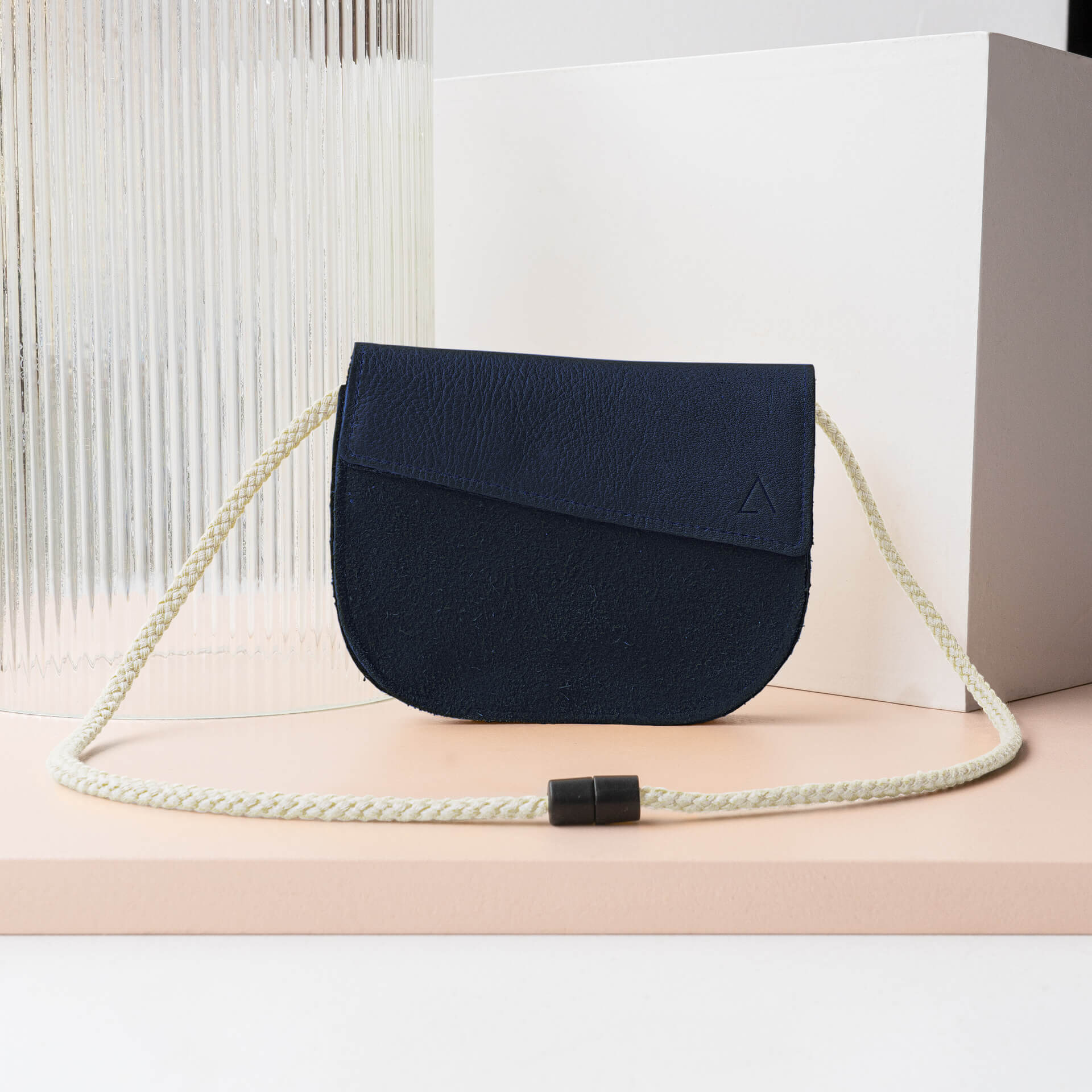 Kindertasche-FIZ-Naturleder-Franziska-Klee-dunkelblau-Band-weiss