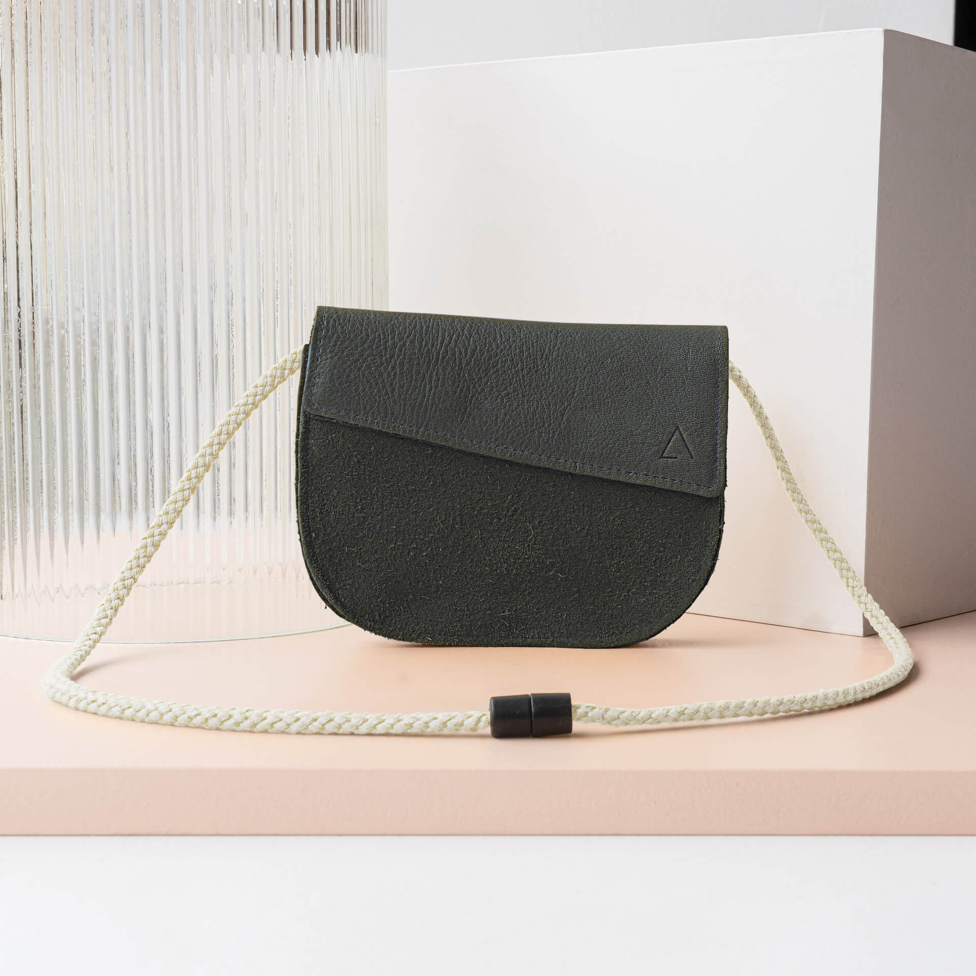 Kindertasche-FIZ-Naturleder-Franziska-Klee-grau-Band-weiss