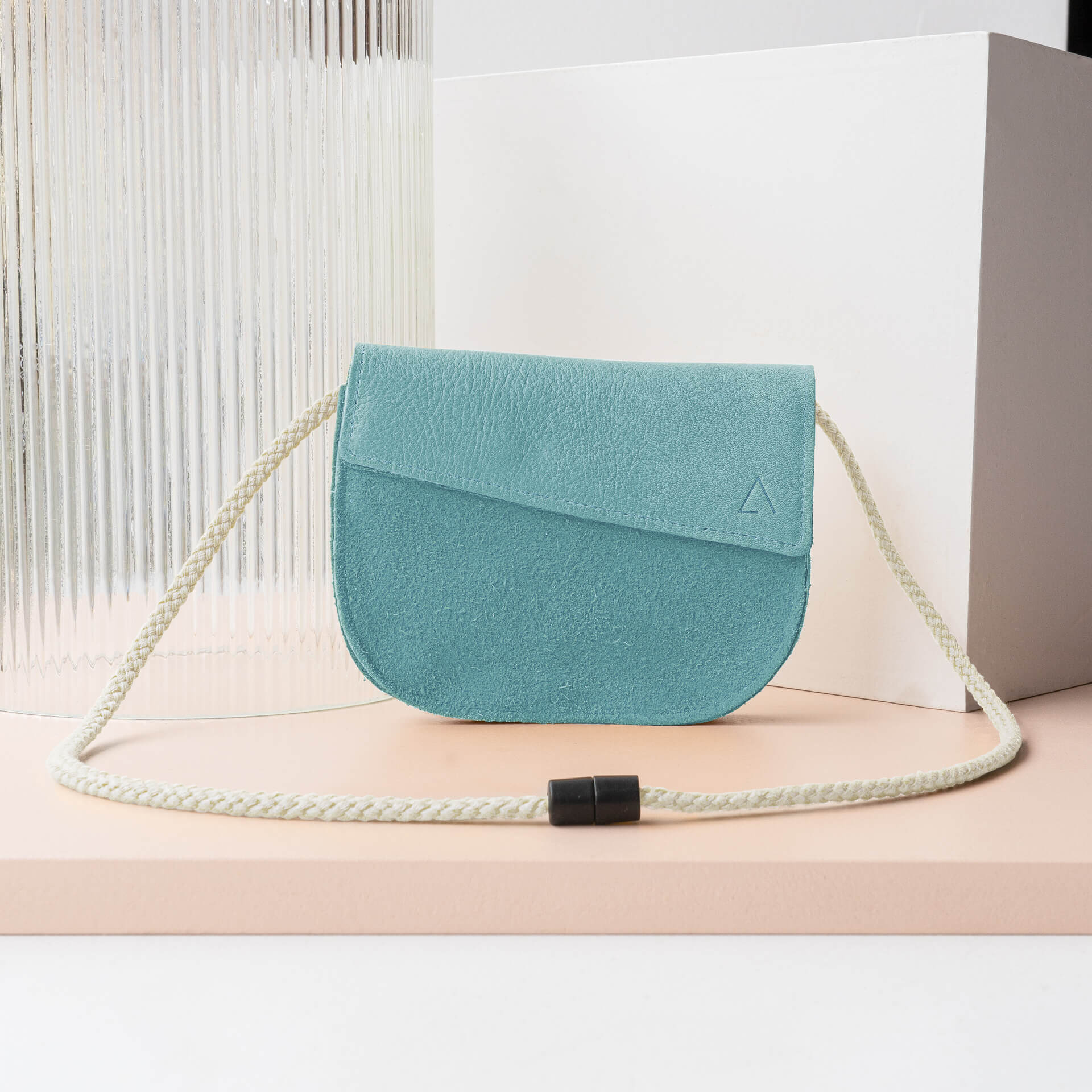 Kindertasche-FIZ-Naturleder-Franziska-Klee-hellblau-Band-weiss