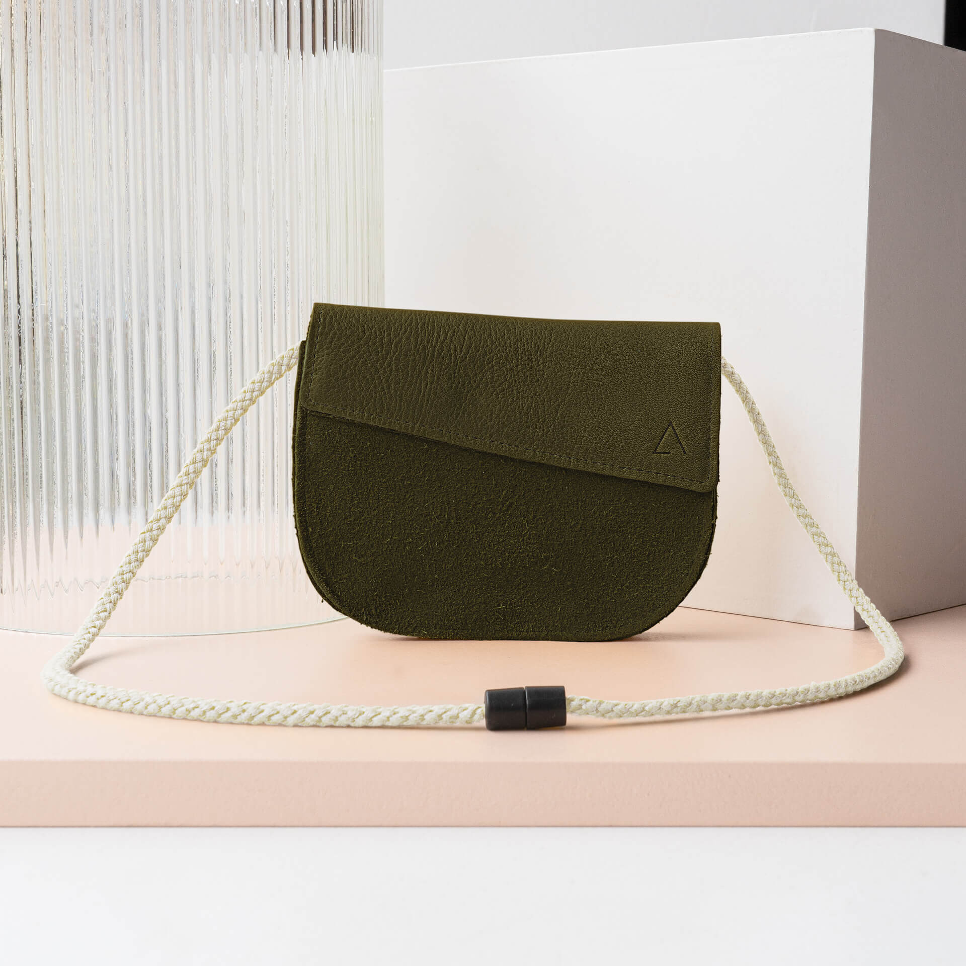 Kindertasche-FIZ-Naturleder-Franziska-Klee-oliv-Band-weiss