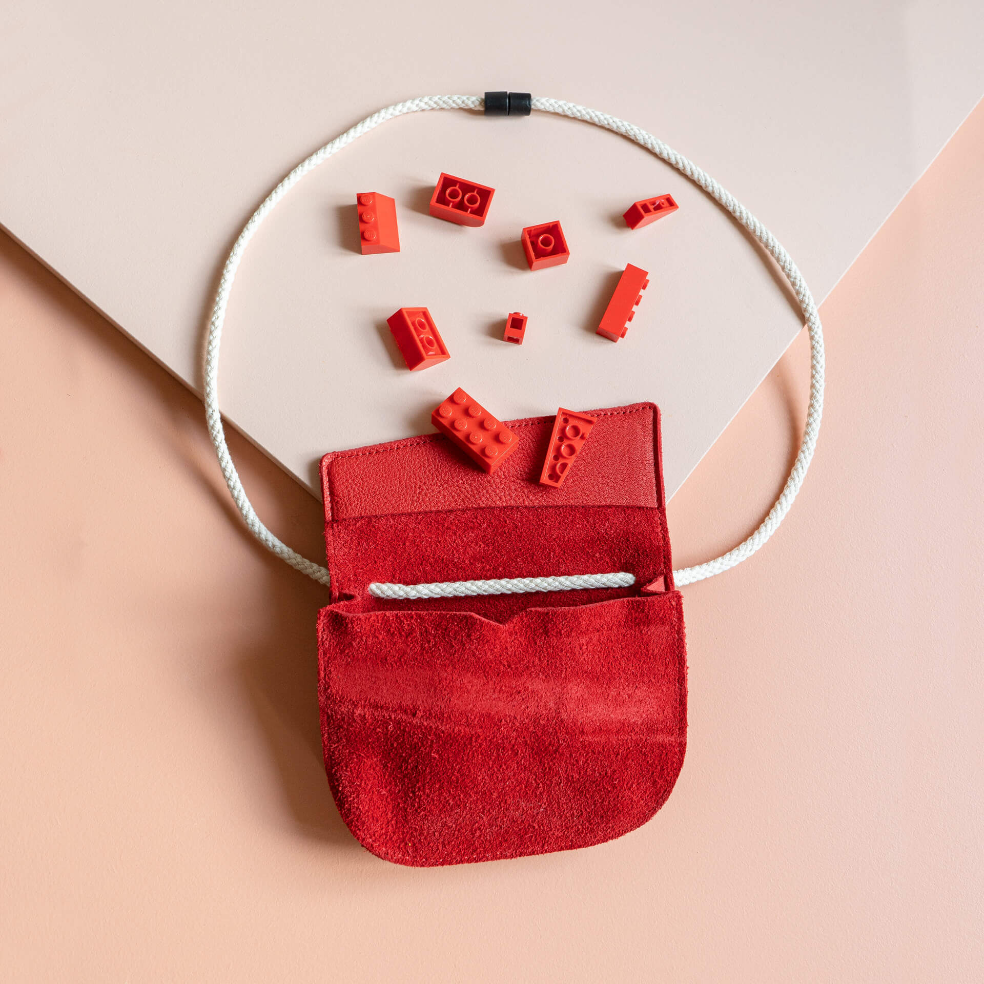 Kindertasche-FIZ-Naturleder-Franziska-Klee-rot-bausteine