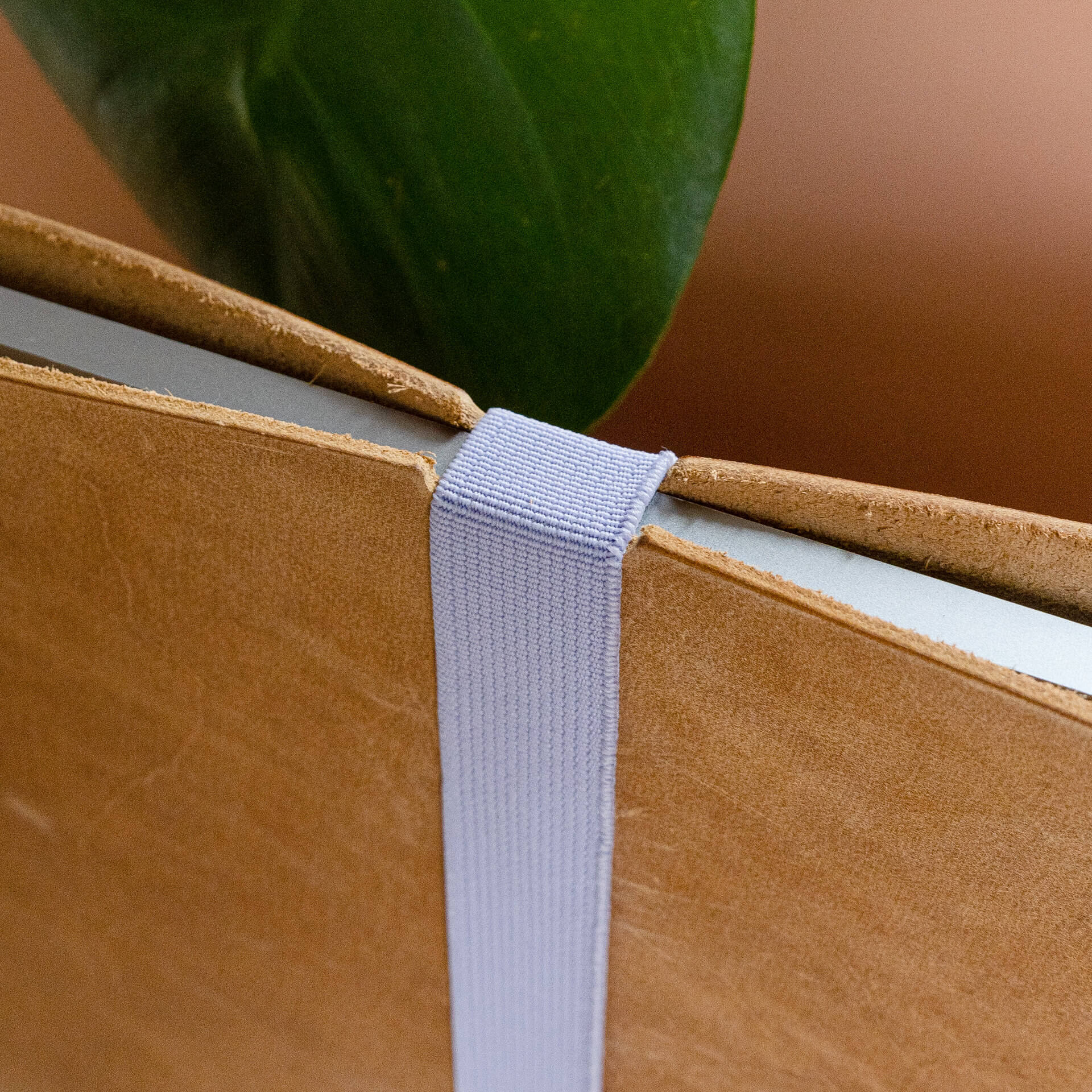 Laptophuelle-ADA-Franziska-Klee-cognac-mood-detail-verschluss