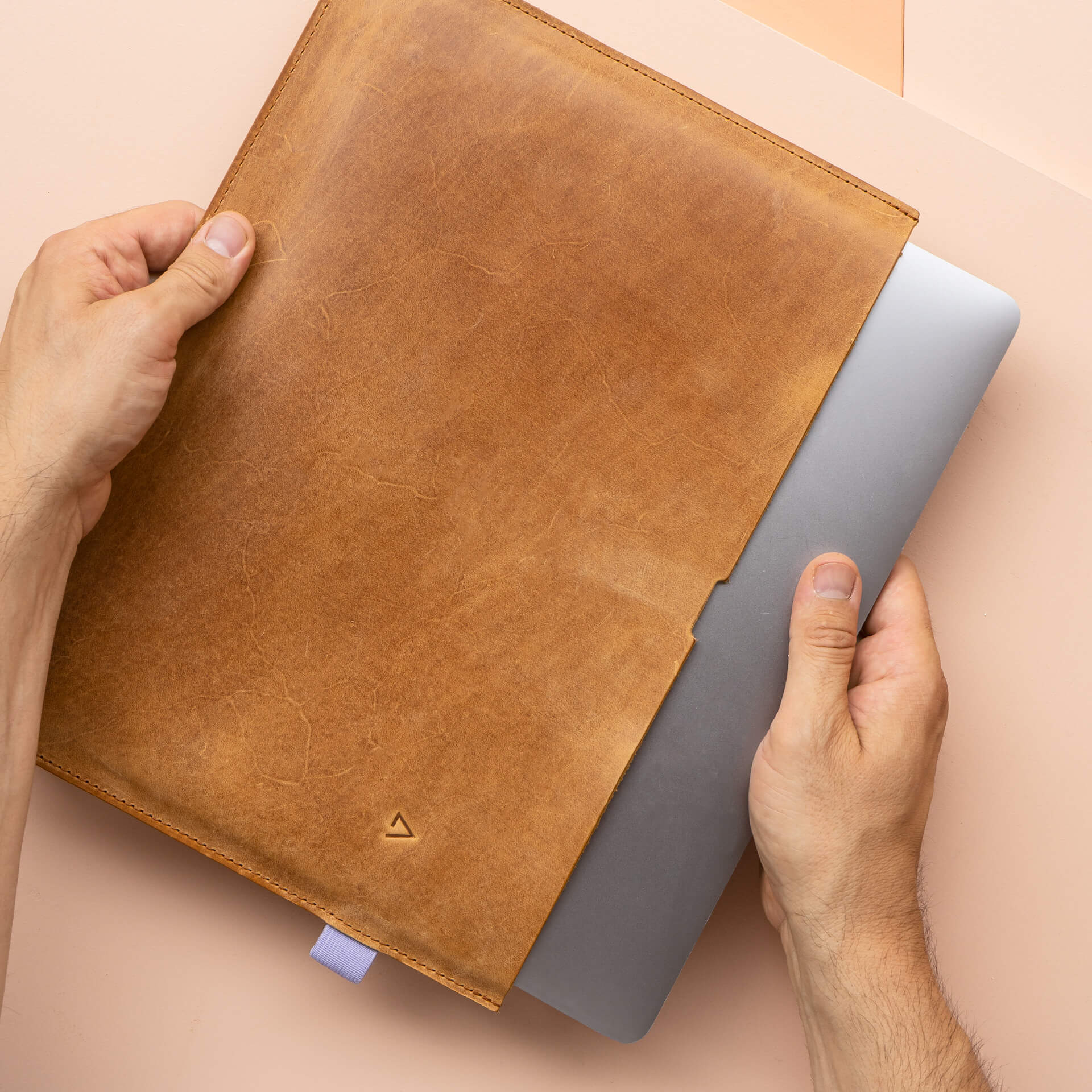 Laptophuelle-ADA-Franziska-Klee-cognac-mood-geoeffnen