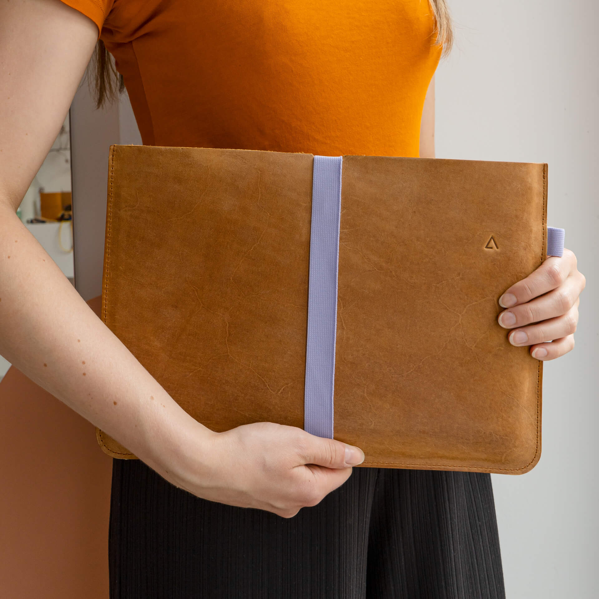 Laptophuelle-ADA-Franziska-Klee-cognac-mood-getragen-q