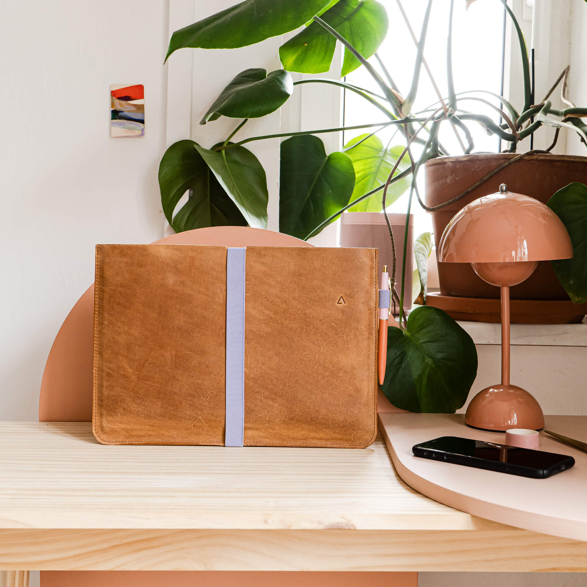 Laptophuelle-ADA-Franziska-Klee-cognac-mood-schreibtisch-front-q