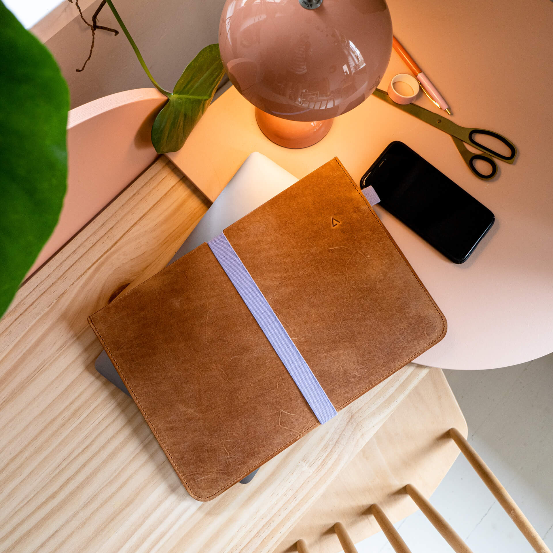 Laptophuelle-ADA-Franziska-Klee-cognac-mood-schreibtisch-q