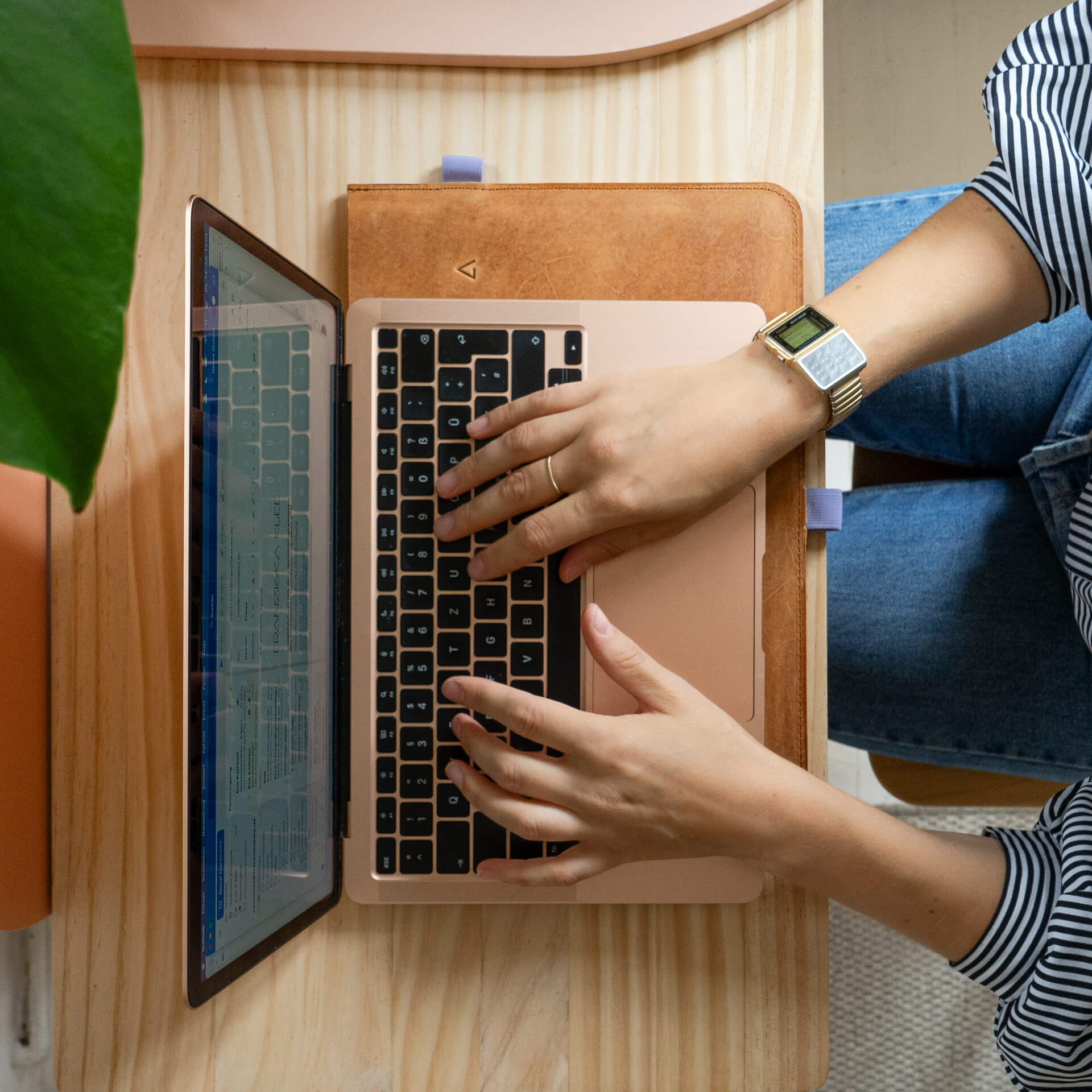 Laptophuelle-ADA-Franziska-Klee-cognac-mood-unterlage2-q