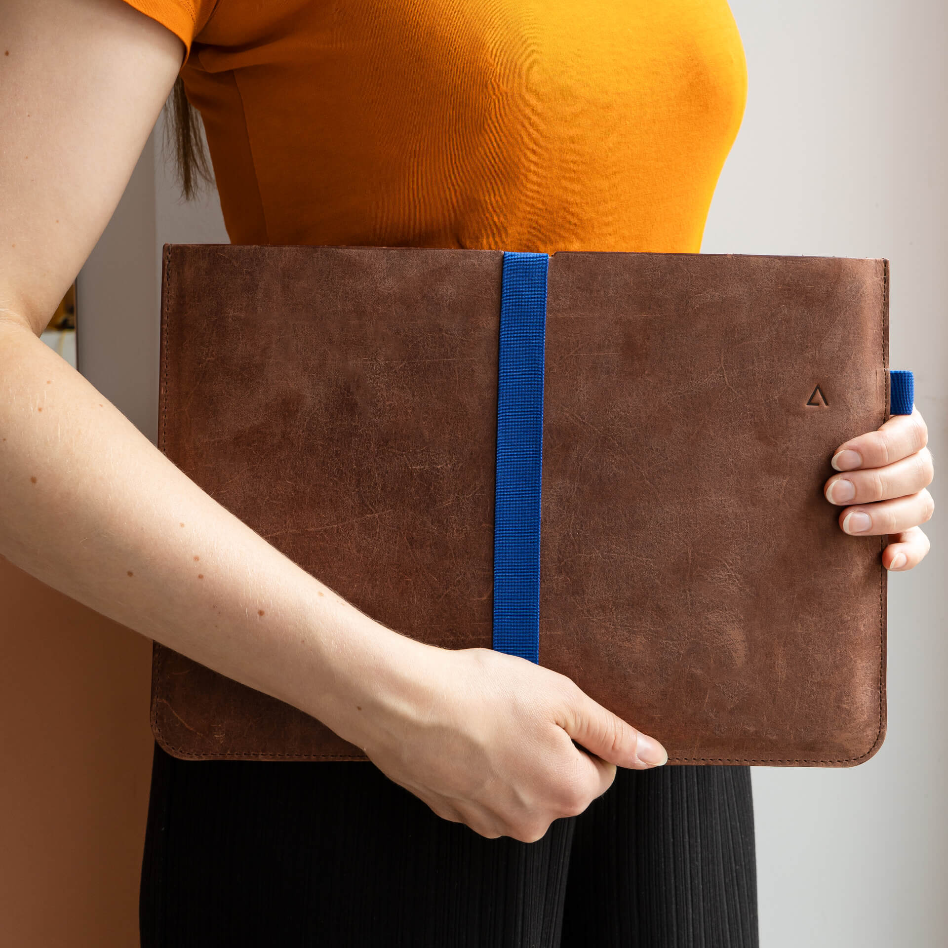 Laptophuelle-ADA-Franziska-Klee-dunkelbraun-mood-getragen-q