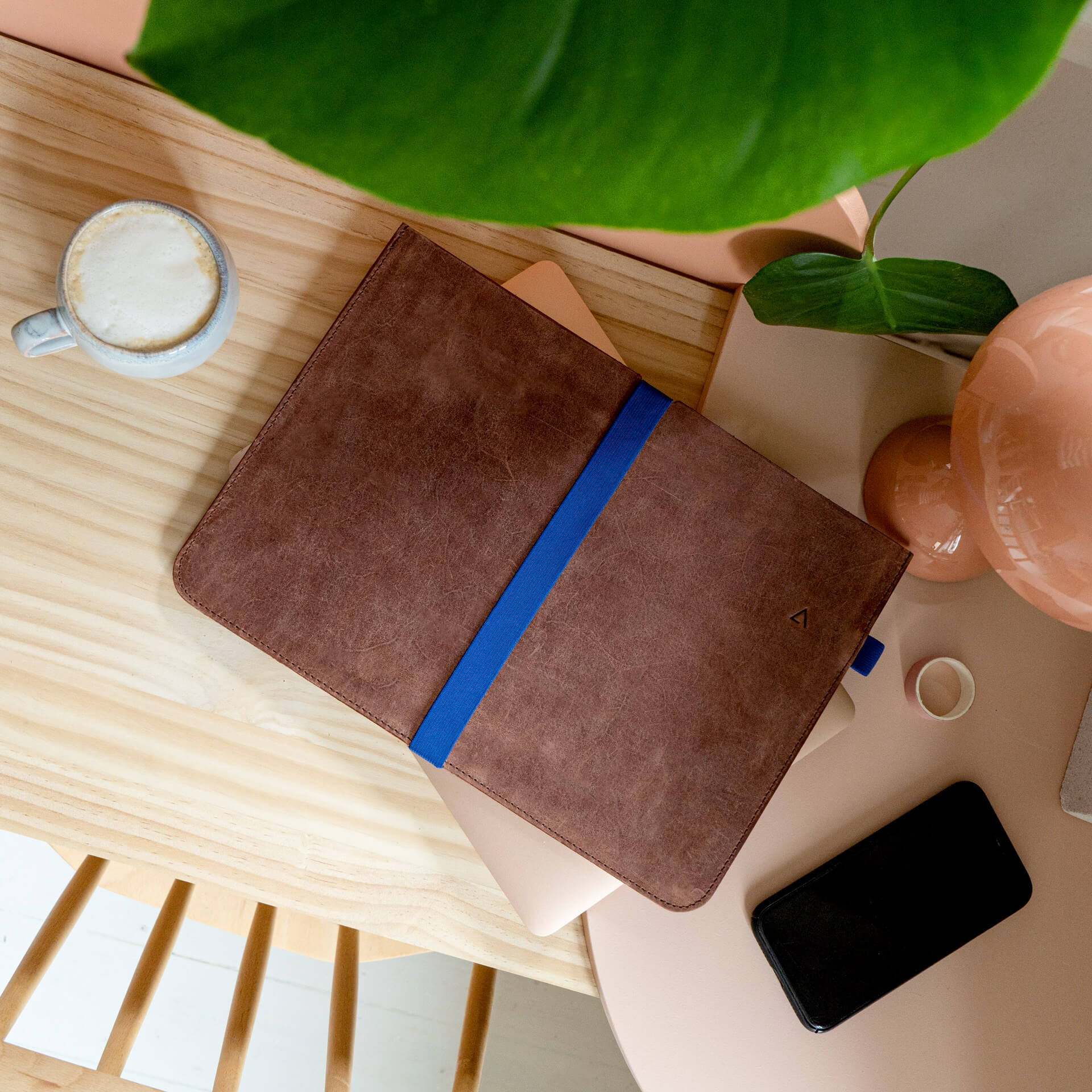 Laptophuelle-ADA-Franziska-Klee-dunkelbraun-mood-schreibtisch-detailq