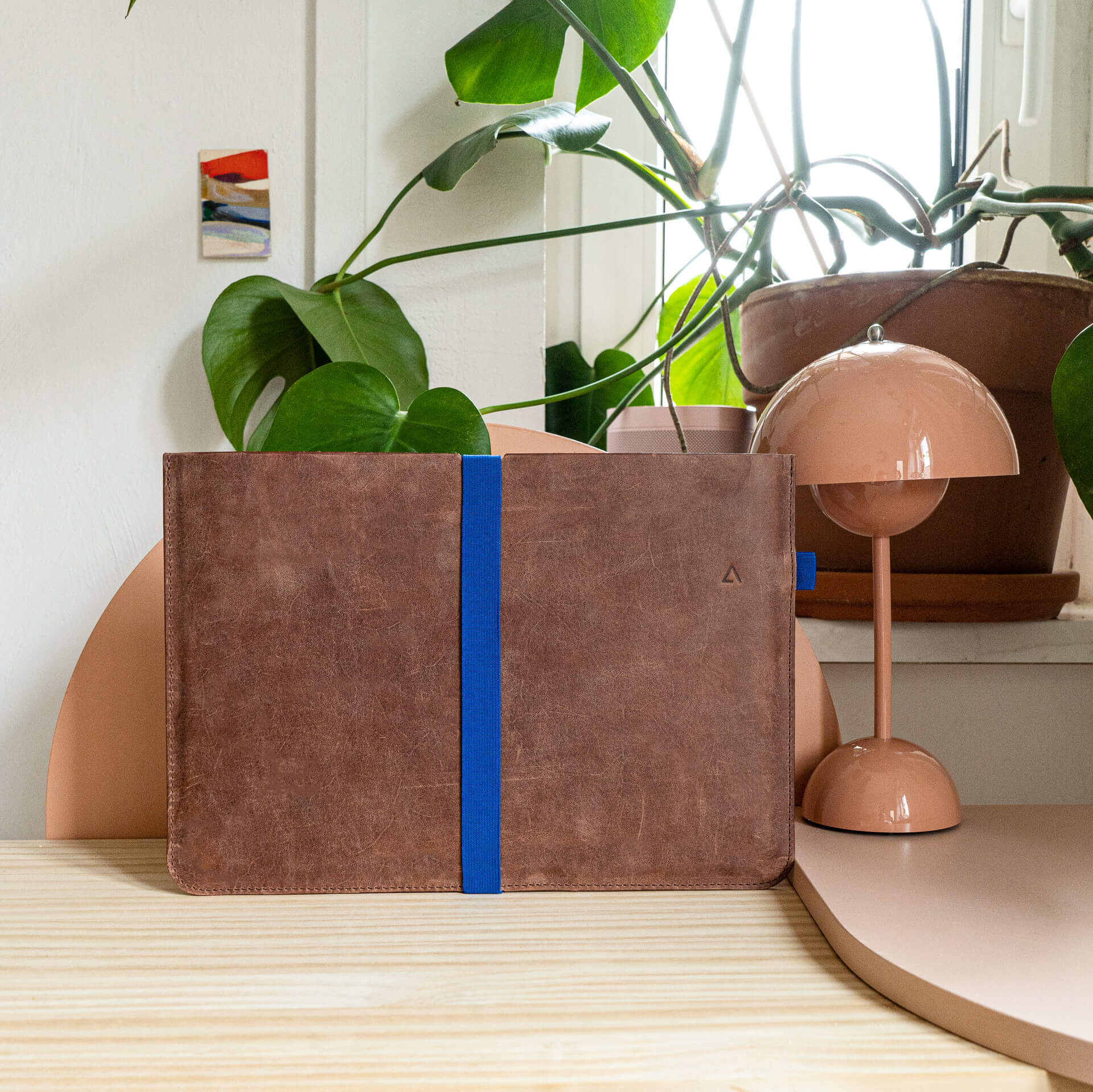 Laptophuelle-ADA-Franziska-Klee-dunkelbraun-mood-schreibtisch-front-q1