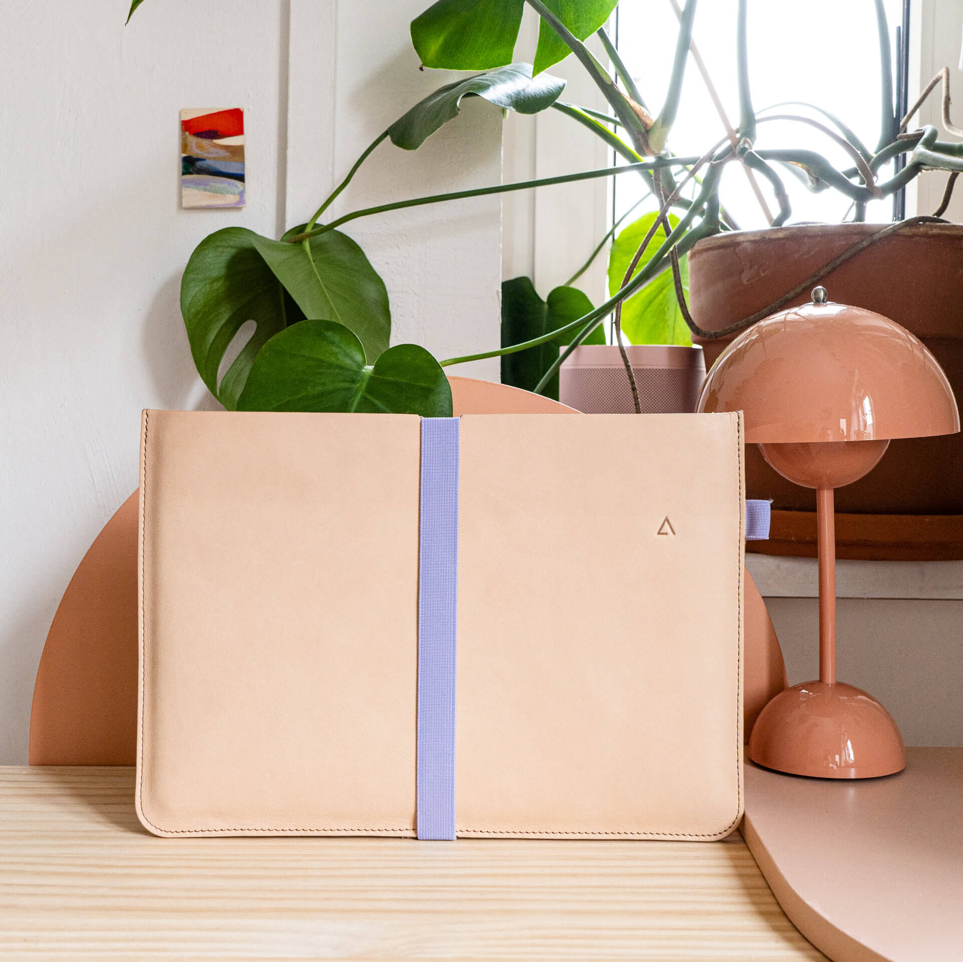 Laptophuelle-ADA-Franziska-Klee-hellbraun-mood-schreibtisch-frontq