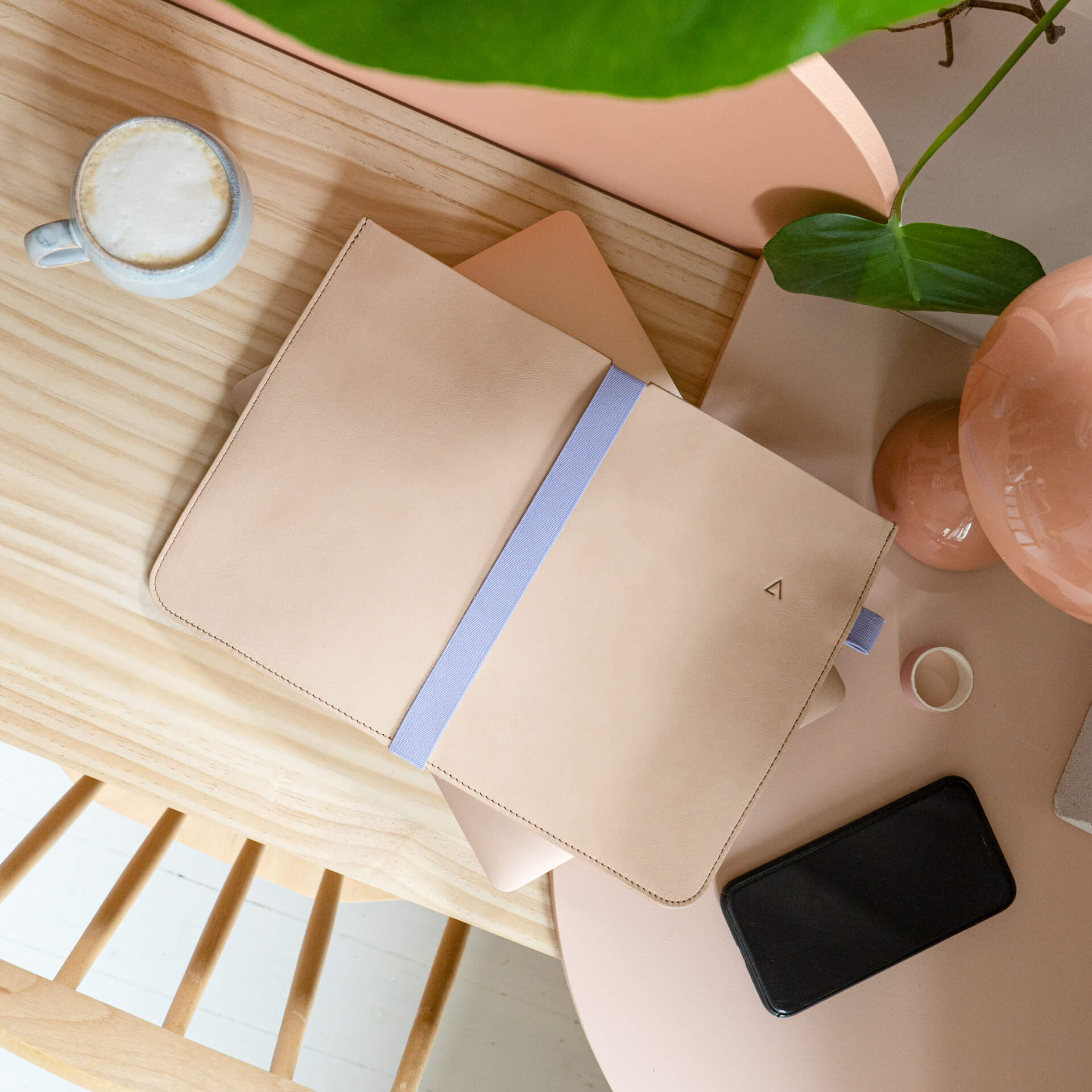 Laptophuelle-ADA-Franziska-Klee-hellbraun-mood-schreibtisch-q