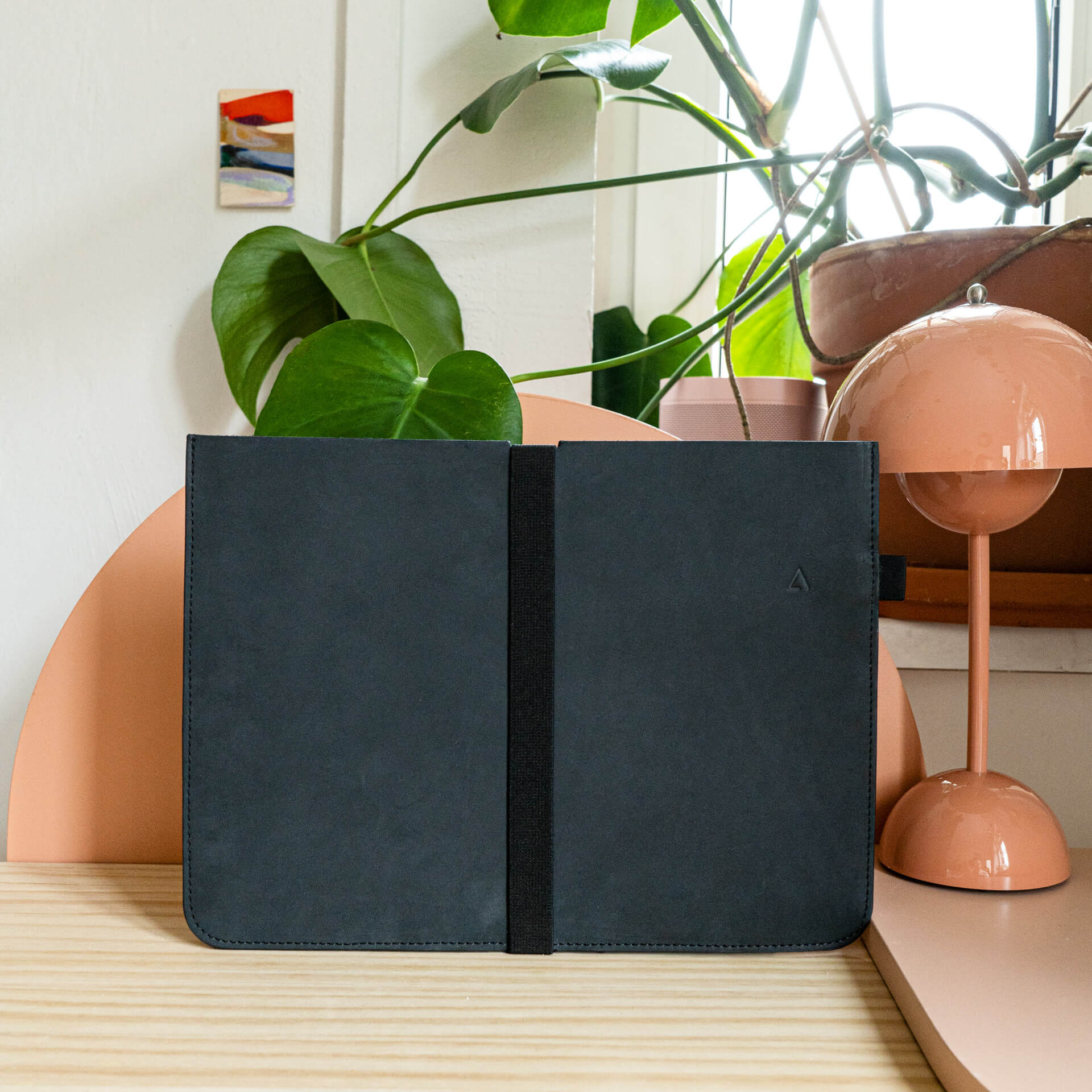 Laptophuelle-ADA-Franziska-Klee-kohle-mood-schreibtisch-front-q