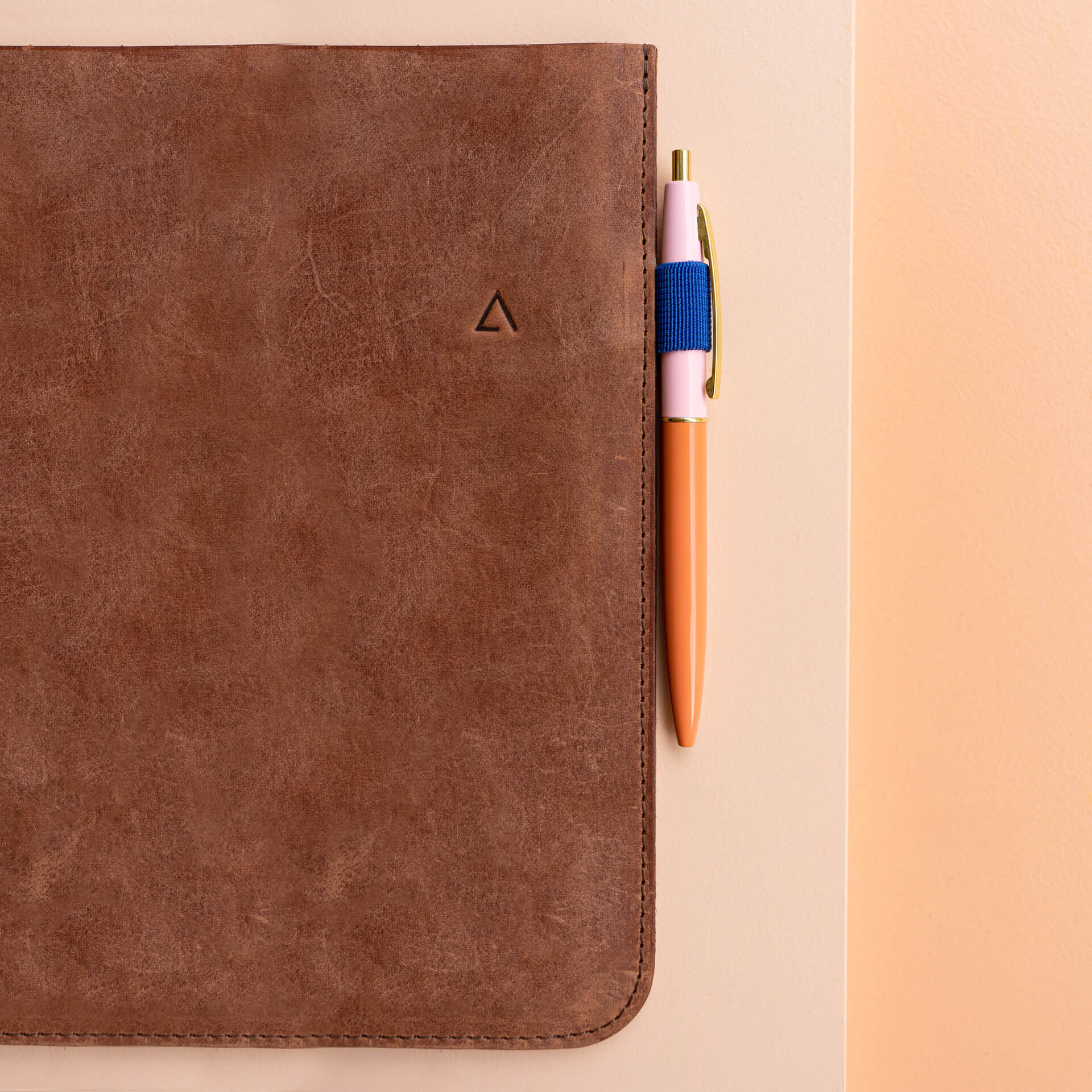 Tablethuelle-ADA-Franziska-Klee-dunkelbraun-mood-detail-stift-q1