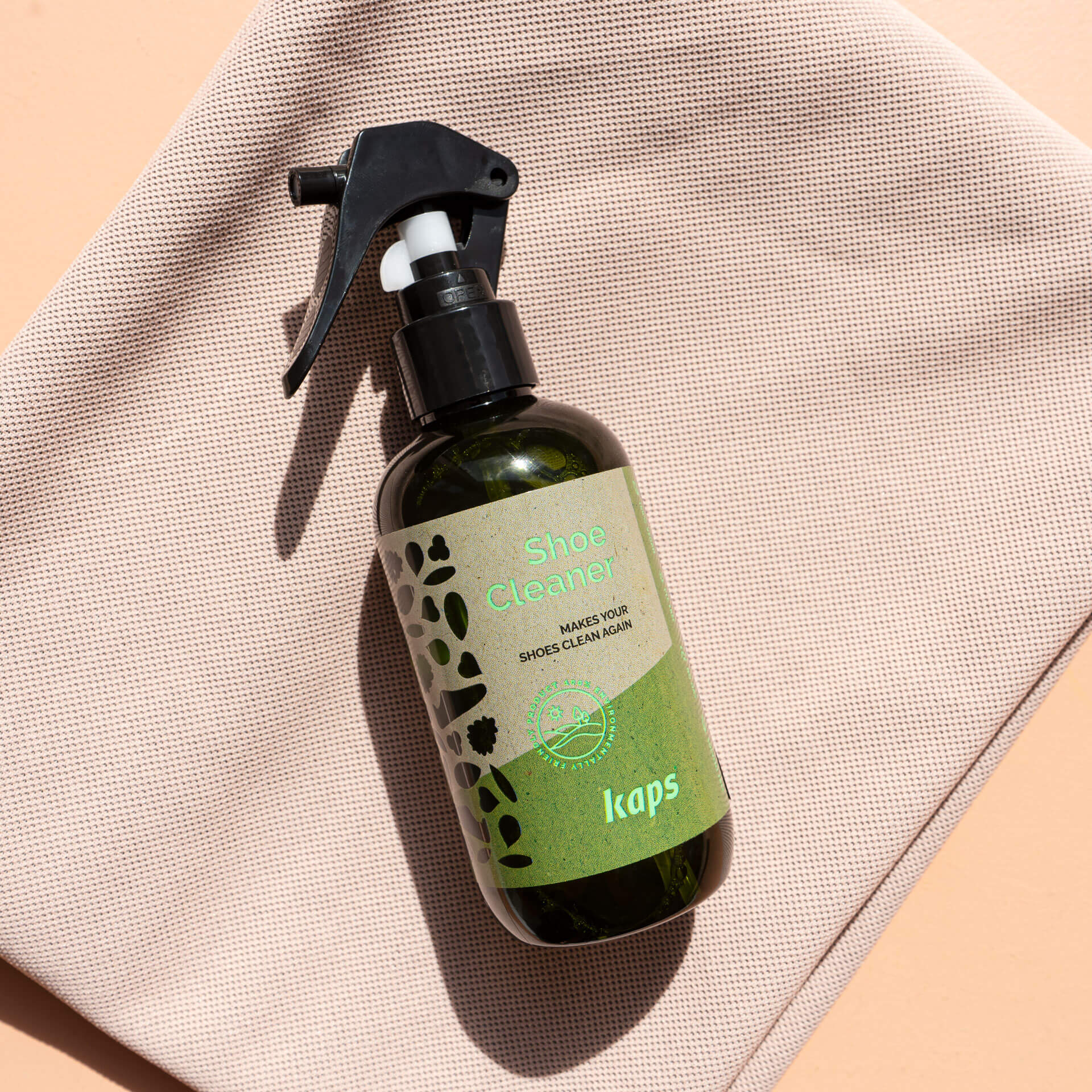 Mit dem Kaps Shoe Cleaner bekommst du Staub und leichtem Schmutz aus deiner Tasche. Auch Wasserflecken, Cremes und Flecken von Nahrungsmitteln kannst du damit enfernen.