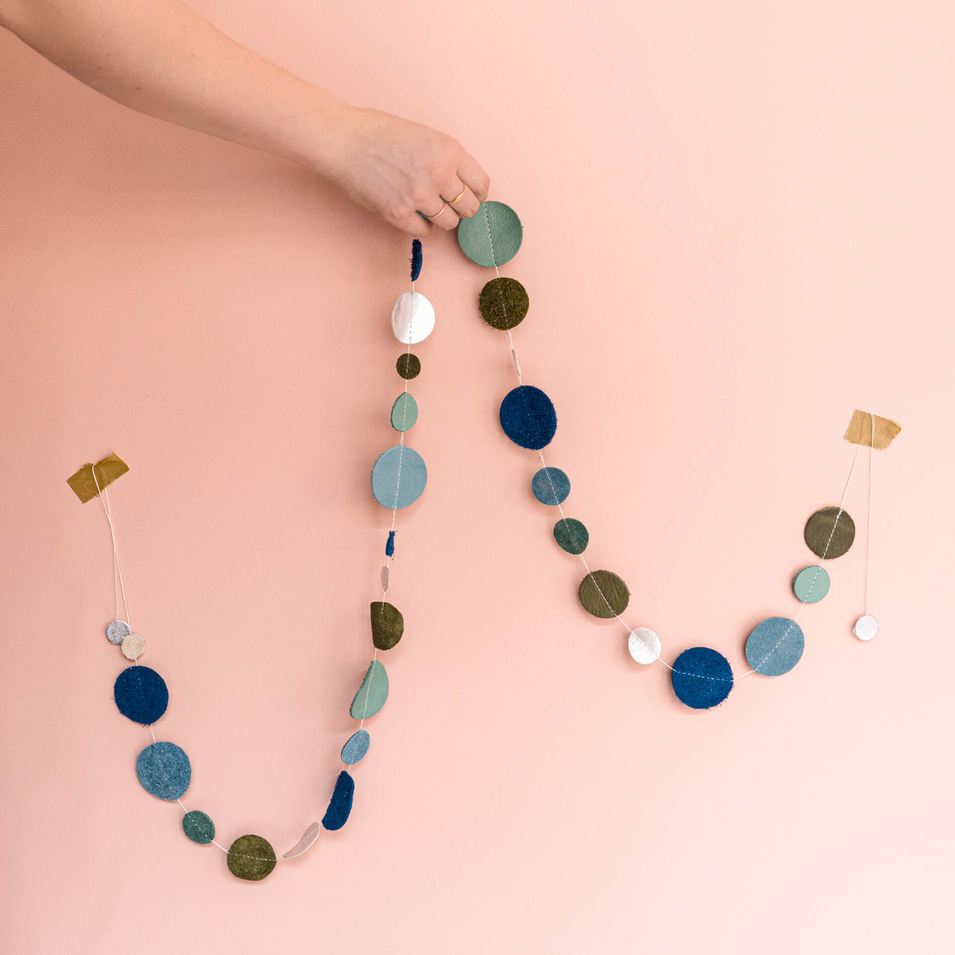 Girlande-YAY-Kindergeburtstag-Deko-wiederverwendbar-Naturleder-Franziska-Klee-blau-oliv-aufhaengen-1