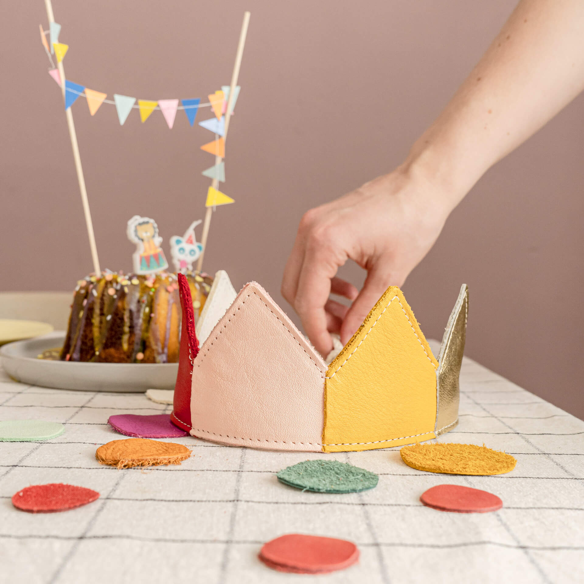 Passend zur Girlande bieten wir auch Tischkonfetti und eine Geburtstagskrone an.