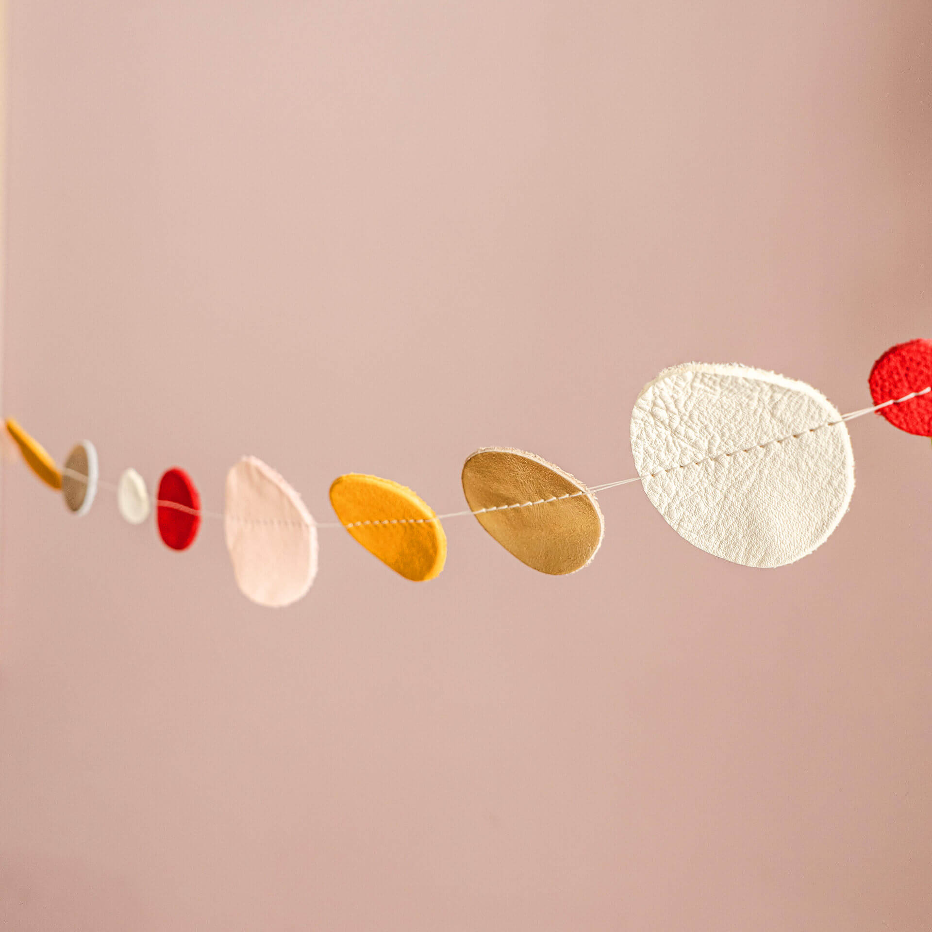 Kindergeburtstag-Girlande-Naturleder-Franziska Klee-rot curry gold