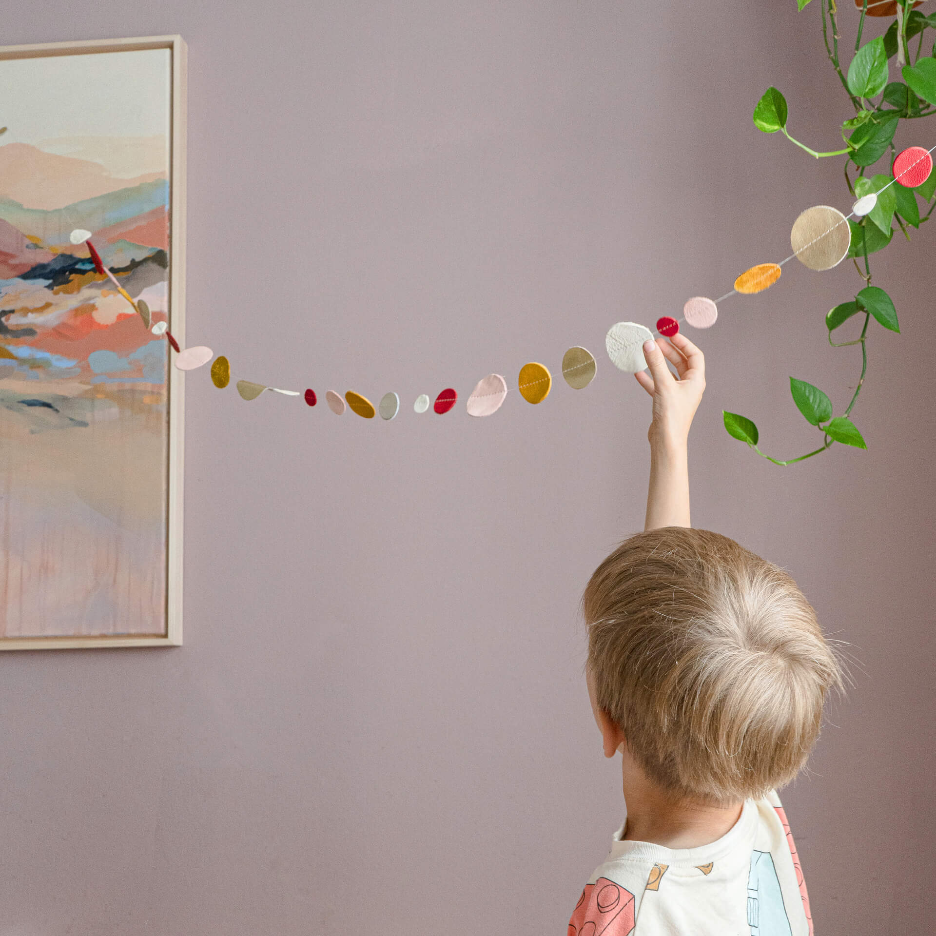 Kindergeburtstag-Konfetti-Tisch-Naturleder-Franziska-Klee-nachhaltig-mood