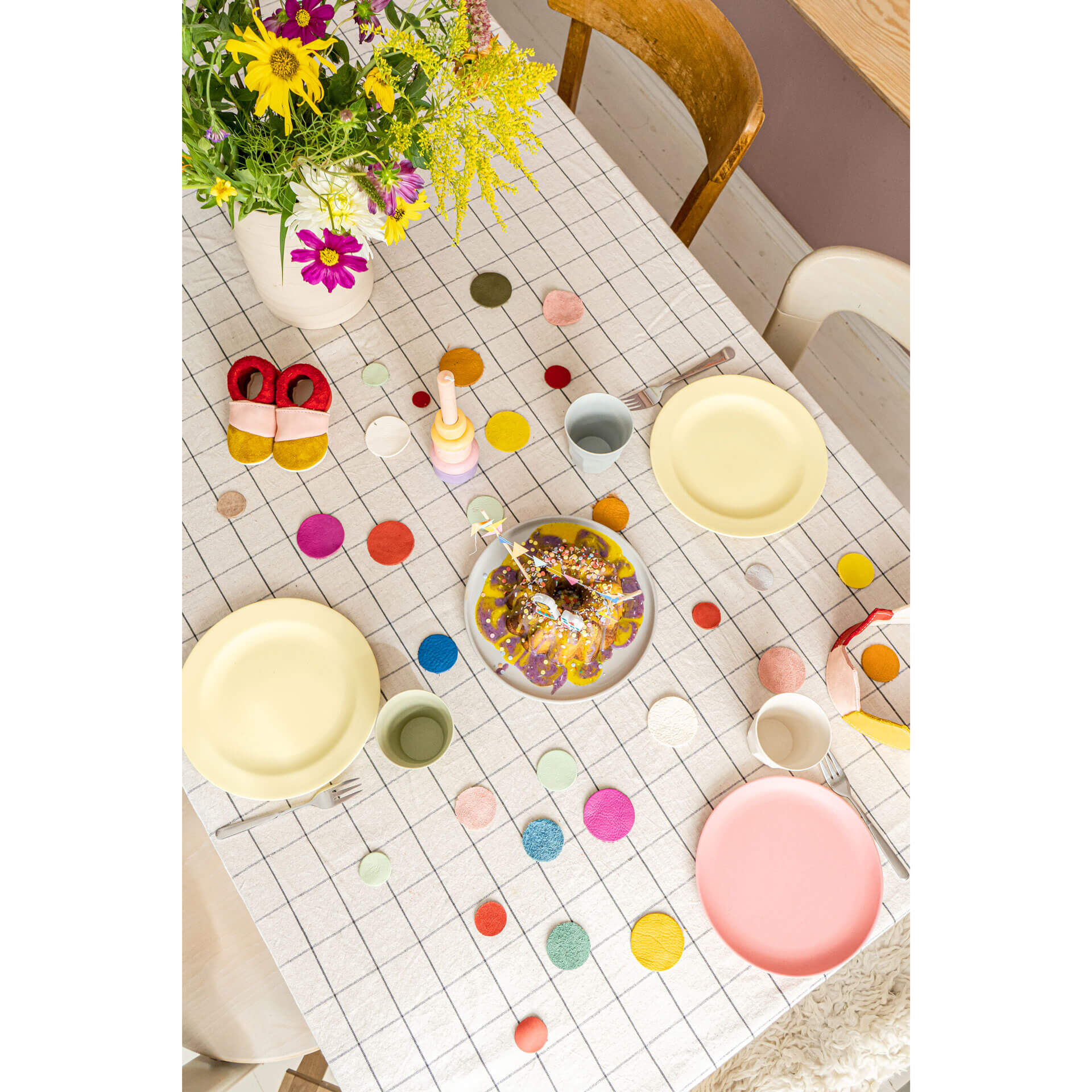 Kindergeburtstag-Konfetti-Tisch-Naturleder-Franziska-Klee-nachhaltig