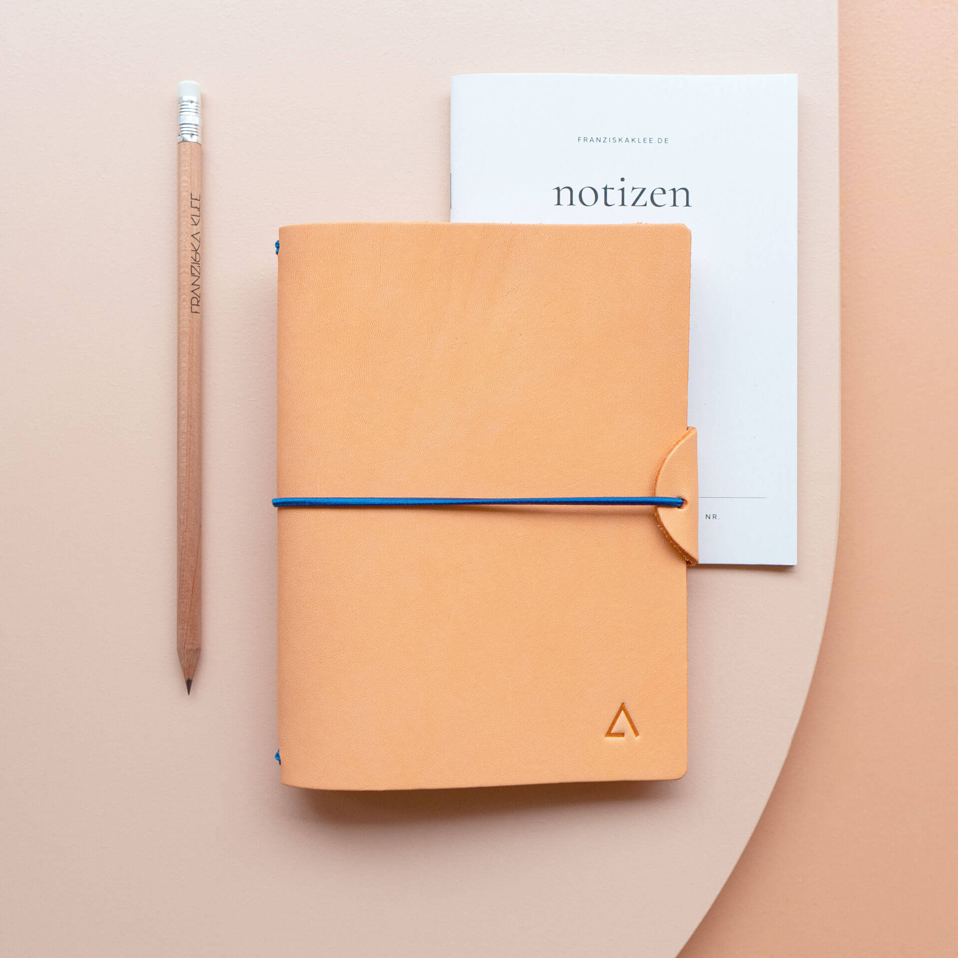 LIU-Notizbuchhuelle-Naturleder-Franziskaklee-APRICOT