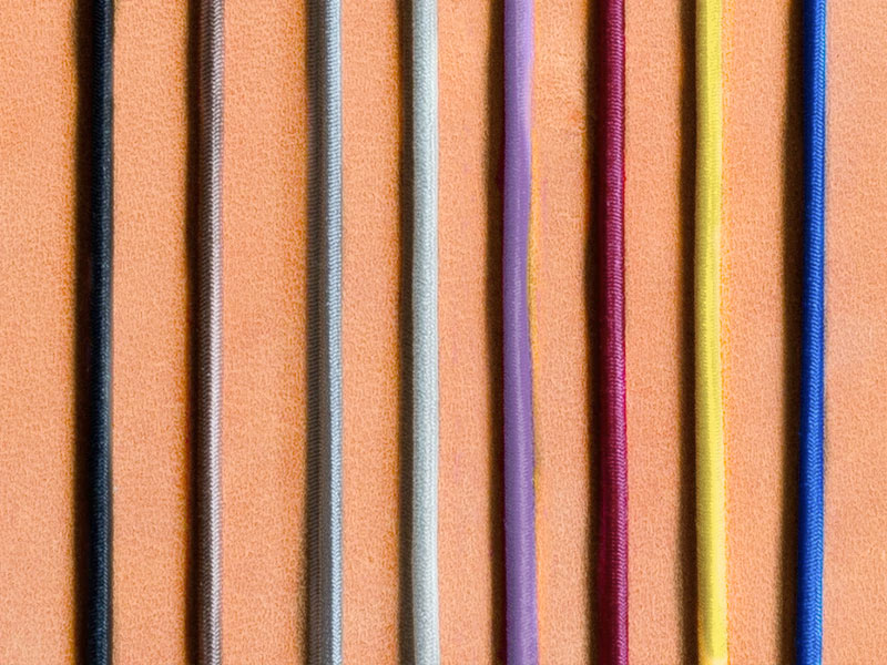 Beispiel wie unsere Verschlussbänder auf dem Leder aussehen