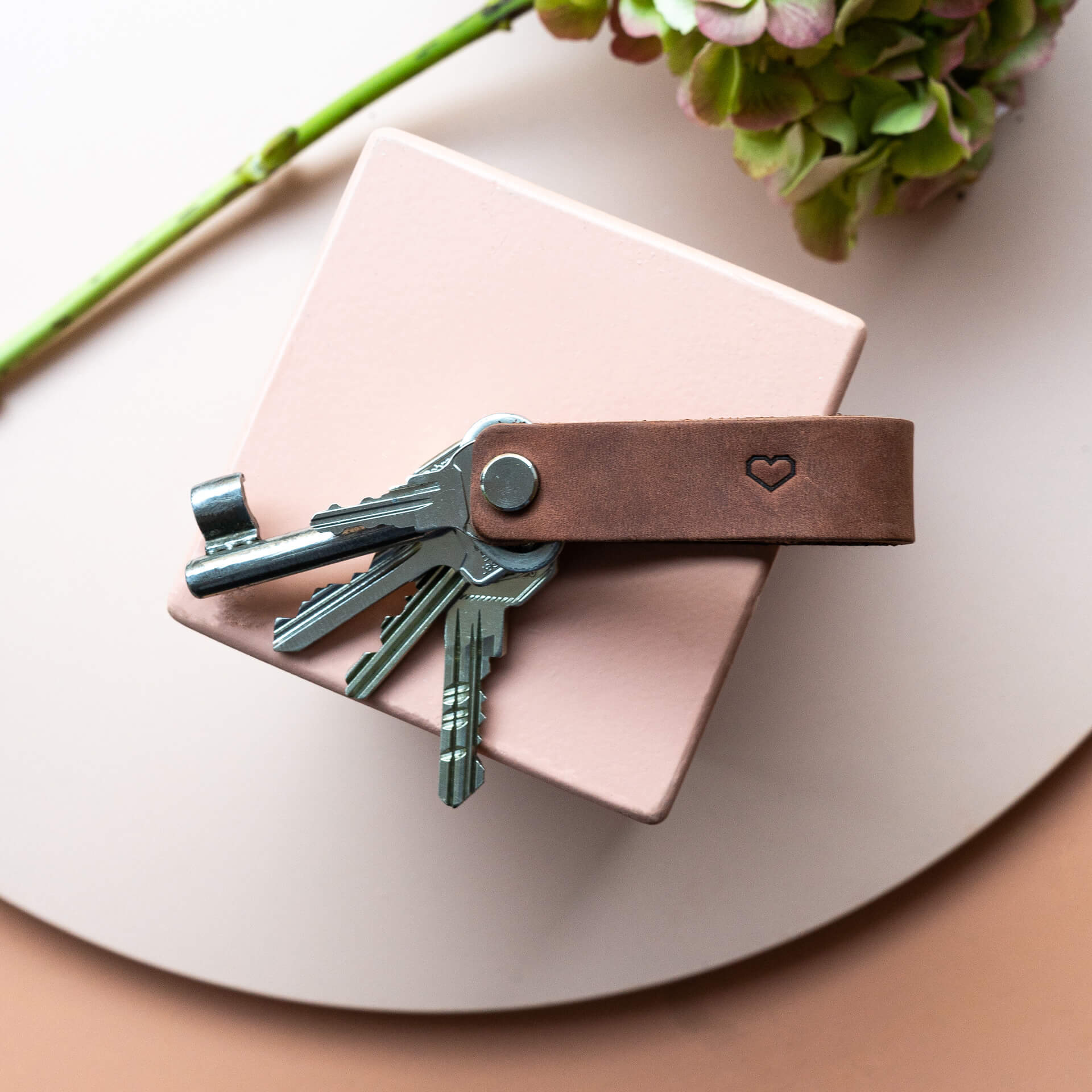 Schluesselband-BEN-dunkelbraun-Naturleder-mit-wunschpraegung-mood-q