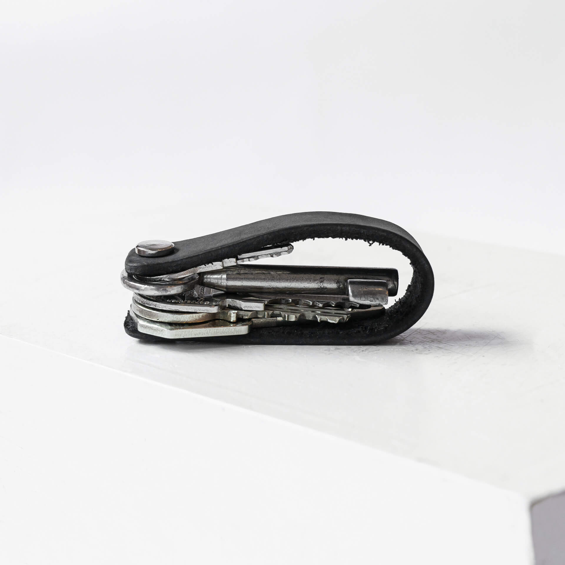 Schluesselband-BEN-kohle-Naturleder-mit-wunschpraegung-geschlossen-seite