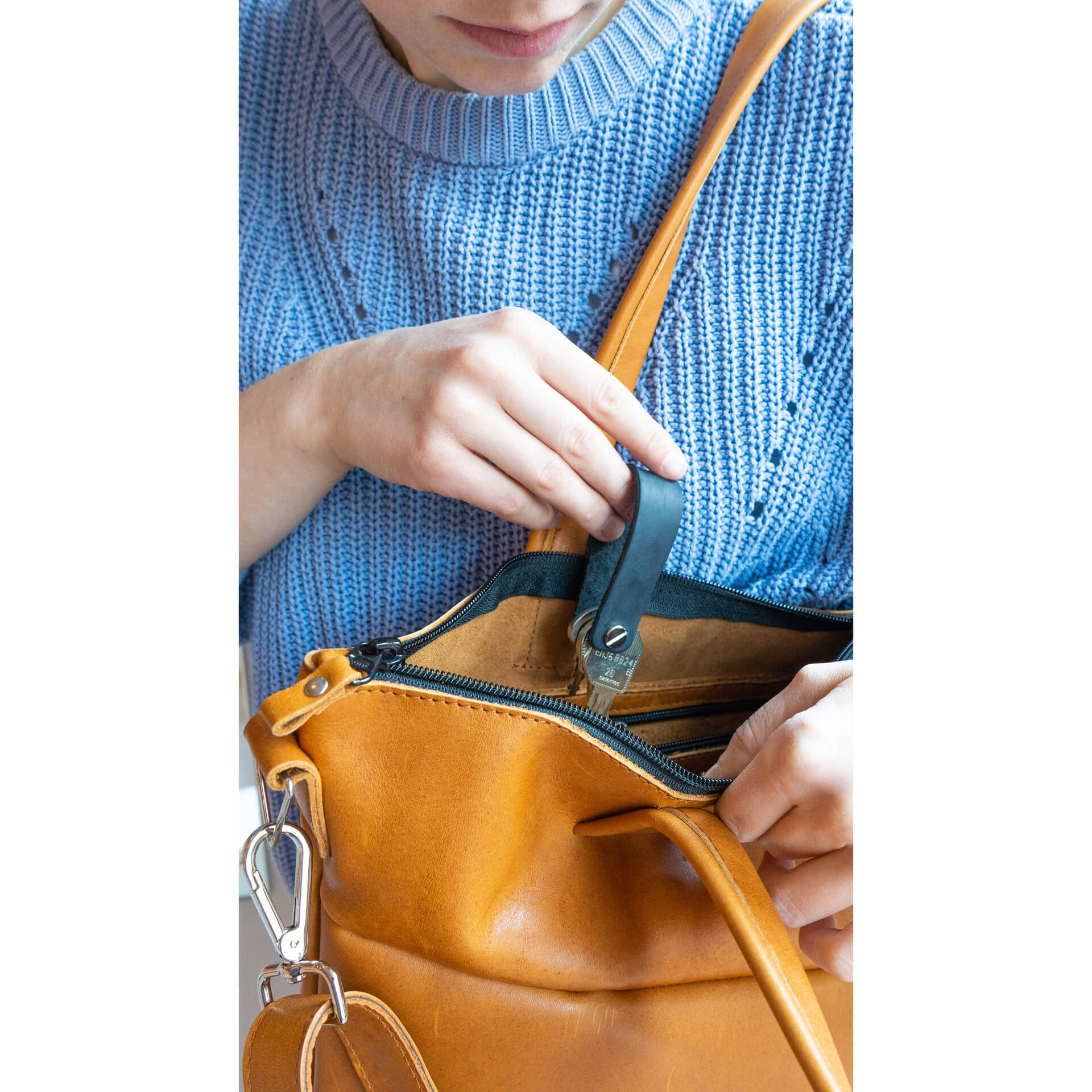 Schluesselband-BEN-kohle-Naturleder-mit-wunschpraegung-mood-q