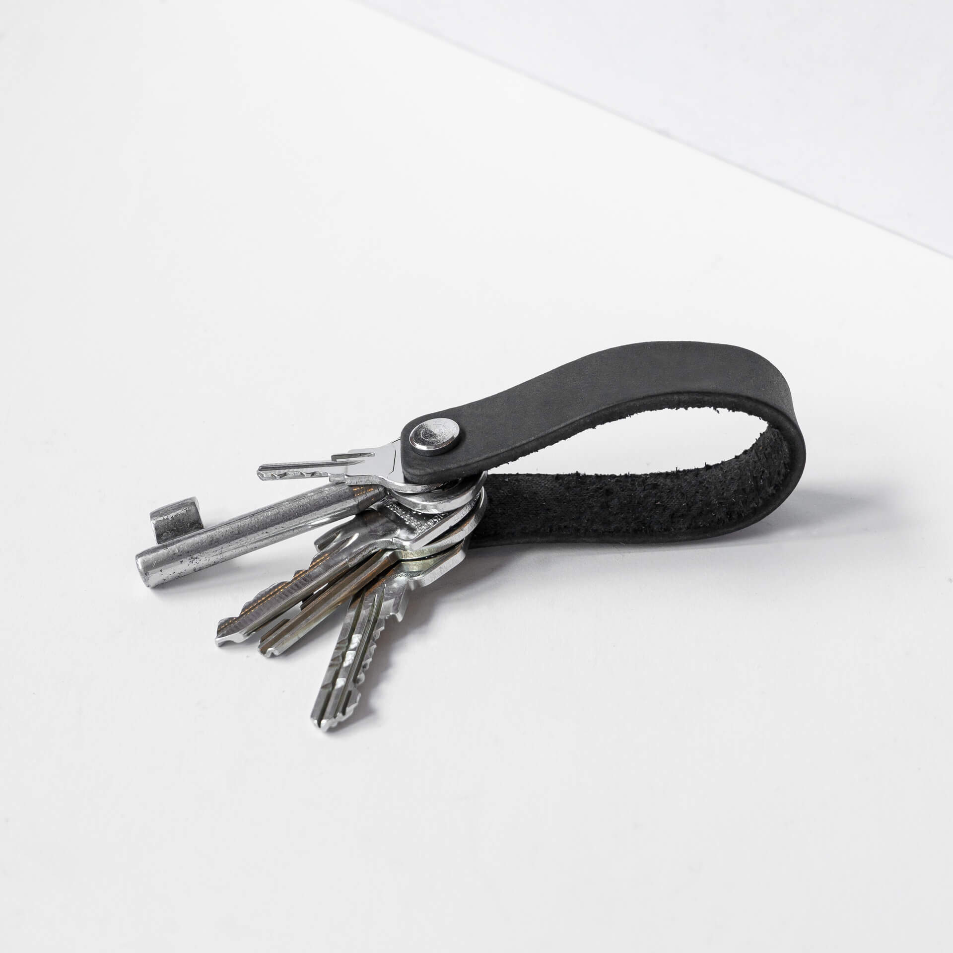 Schluesselband-BEN-kohle-Naturleder-mit-wunschpraegung-offen-seite