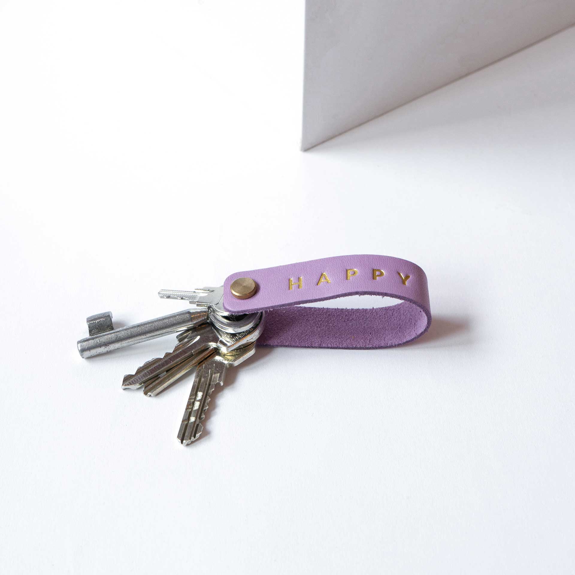 Schluesselband-BEN-lavendel-Naturleder-mit-wunschpraegung-happy