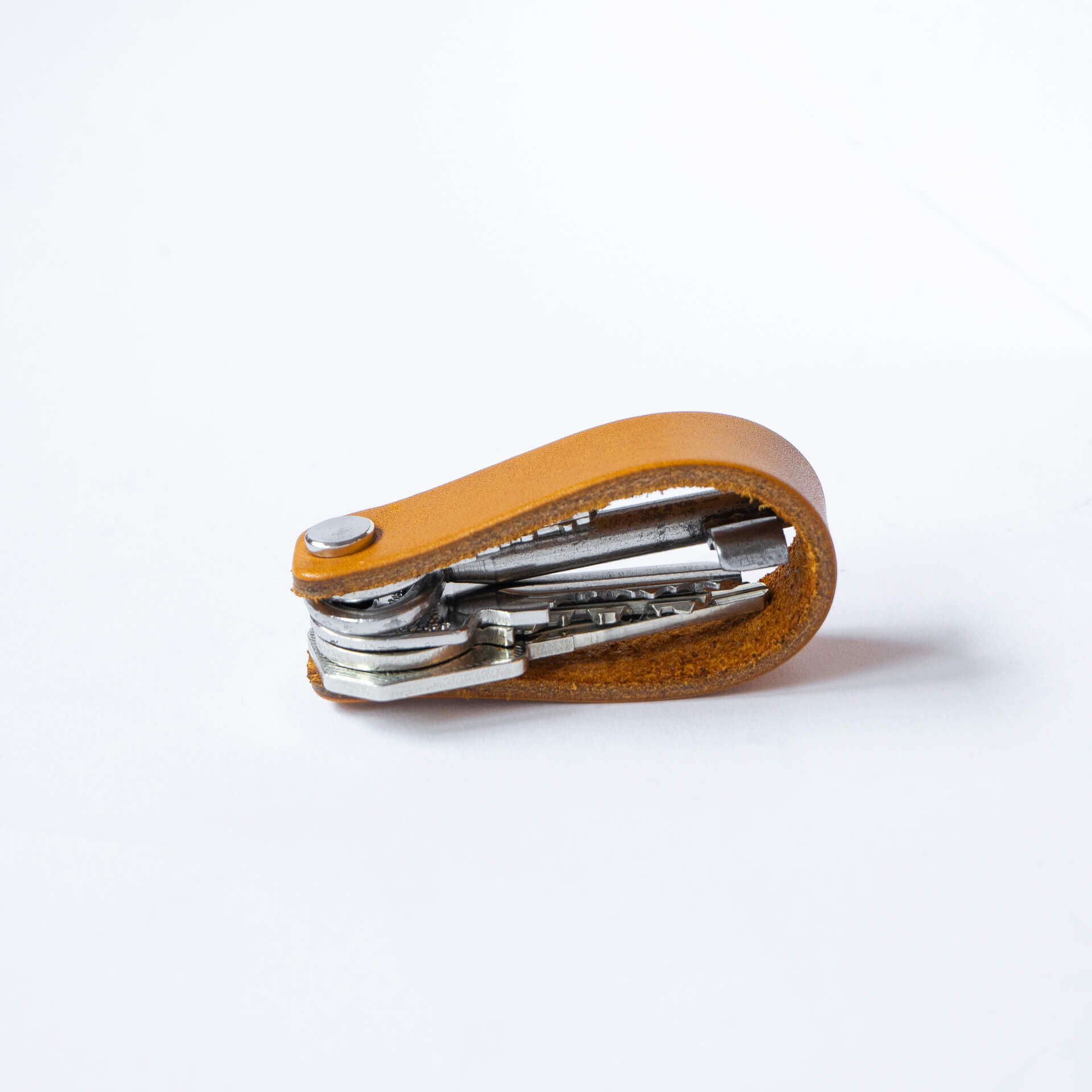 Schluesselband-BEN-senfgelb-Naturleder-mit-wunschpraegung-geschlossen-2