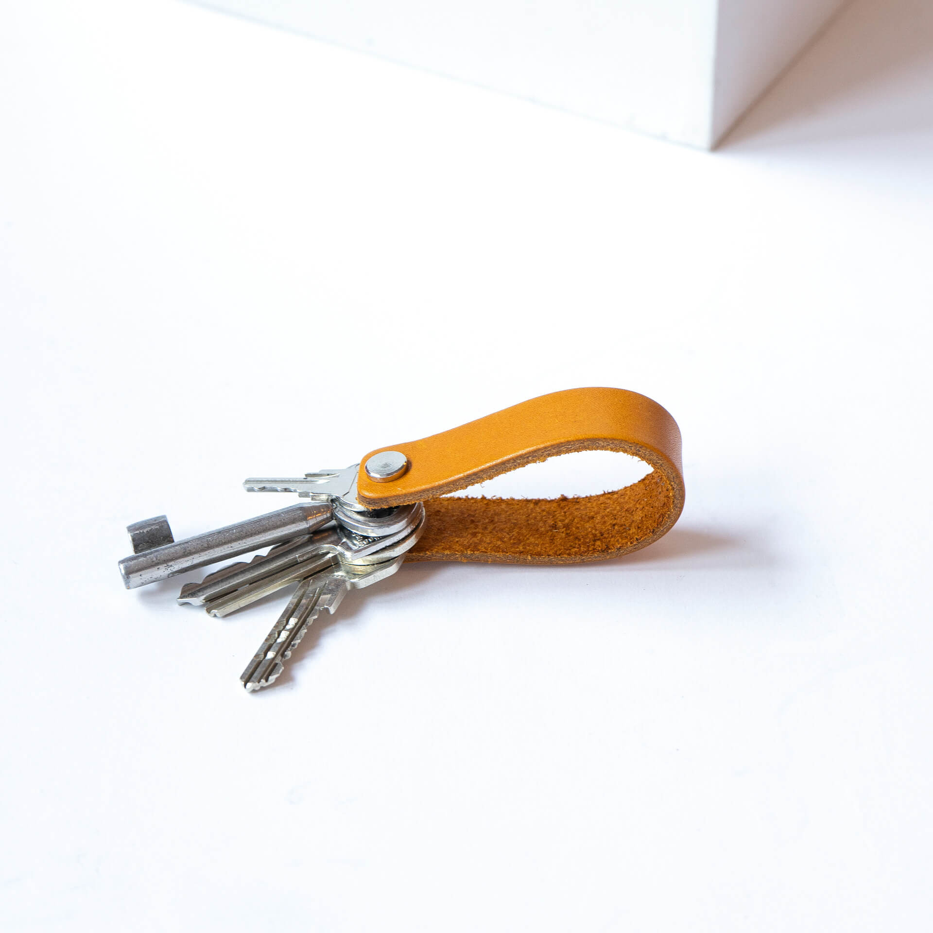 Schluesselband-BEN-senfgelb-Naturleder-mit-wunschpraegung-offen-aufgeklappt