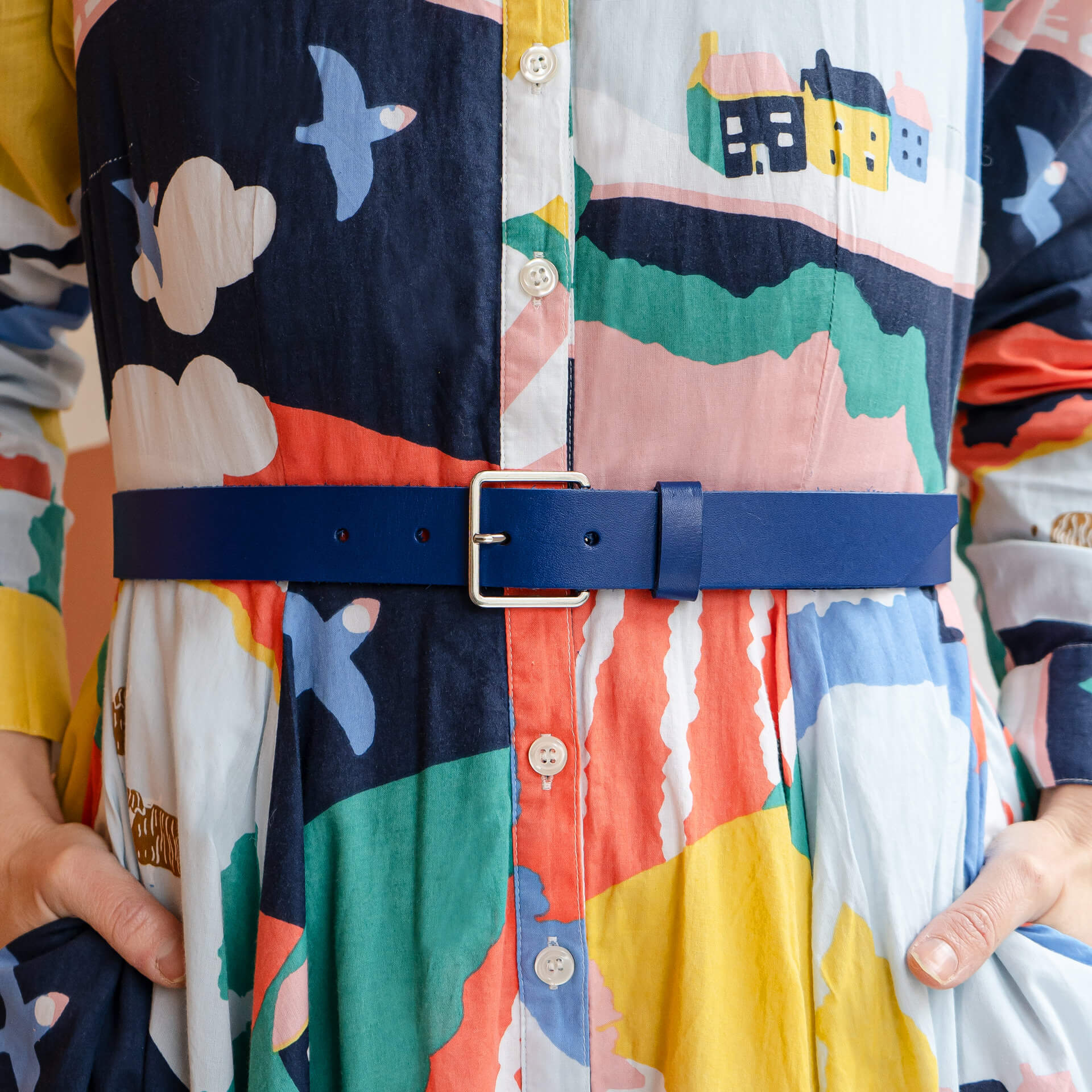 Ein breiter Gürtel lässt sich sowohl zur Lieblingshose also auch zu einem Kleid kombinieren.