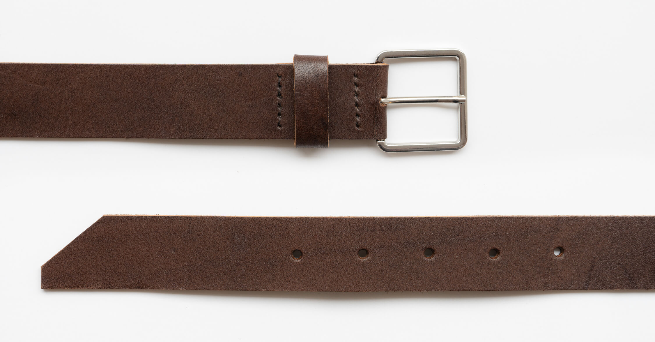 LEJ ist ein Gürtel aus pflanzlich gegerbtem Leder und mit seinem minimalistischen wie zeitlosen Look die passende Ergänzung für Alltagsoutfits oder schicke Kleidung. 