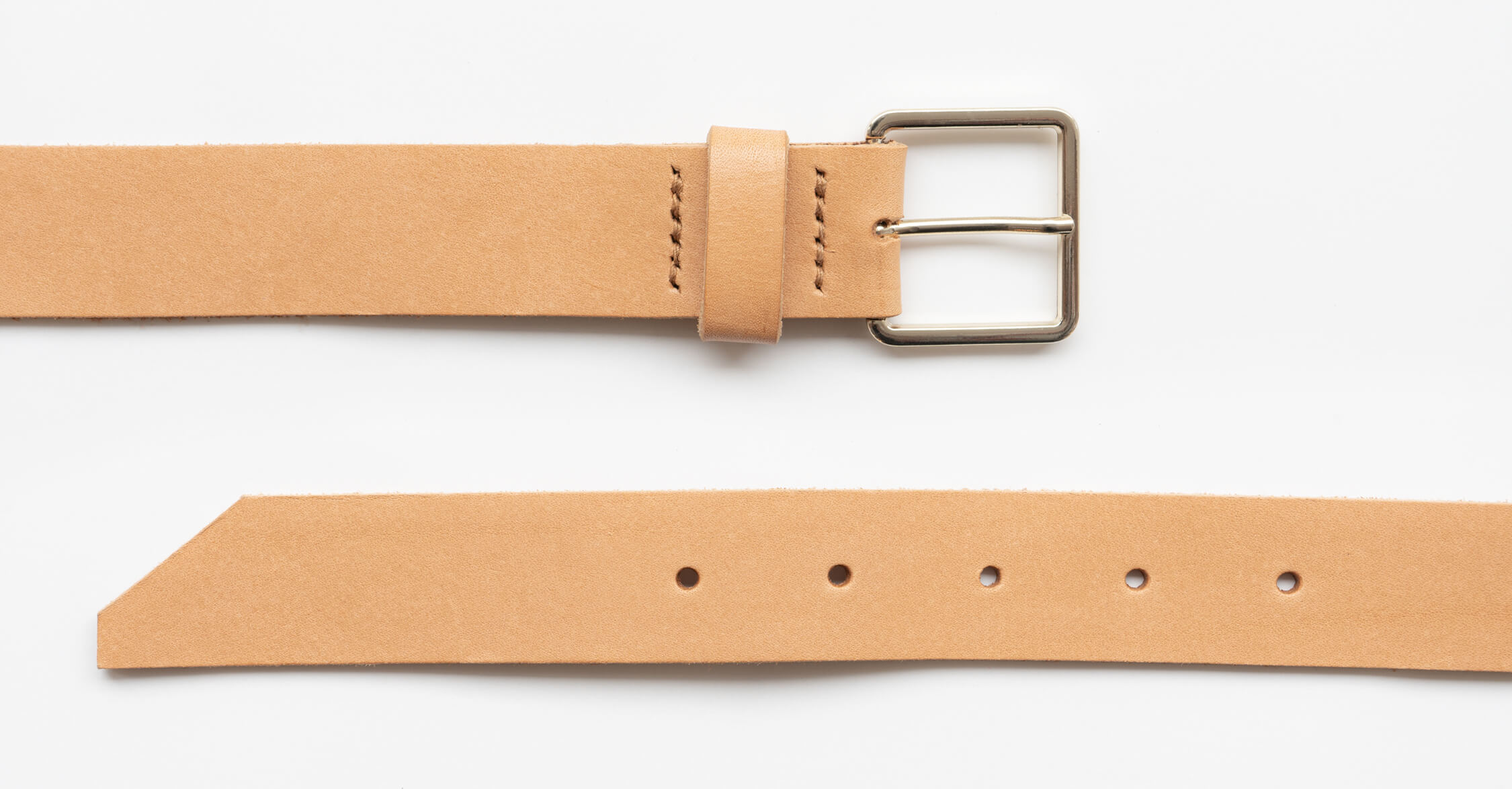 LEJ ist ein Gürtel aus pflanzlich gegerbtem Leder und mit seinem minimalistischen wie zeitlosen Look die passende Ergänzung für Alltagsoutfits oder schicke Kleidung. 
