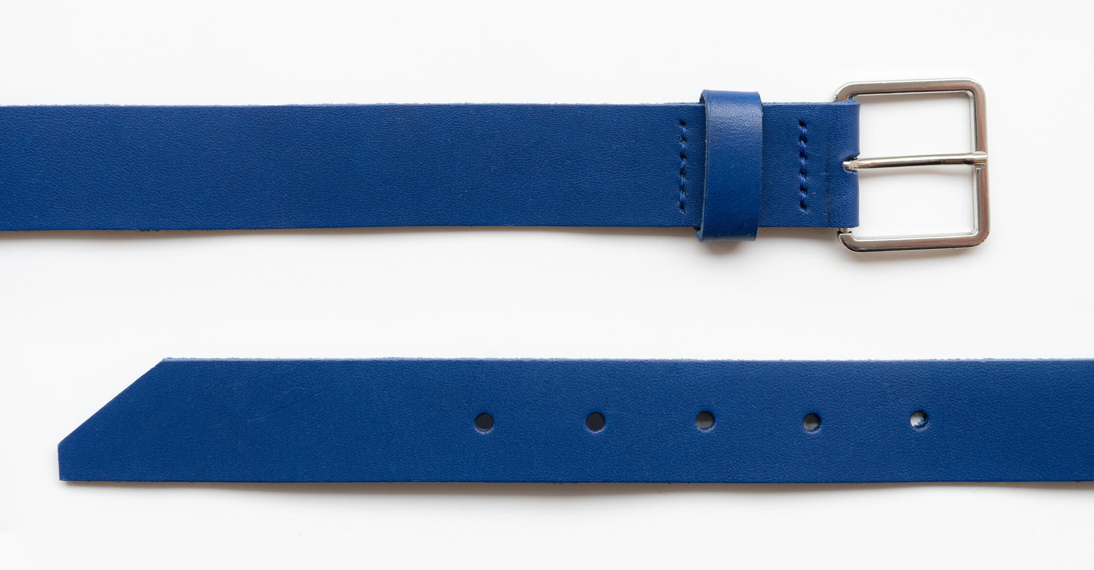 LEJ ist ein Gürtel aus pflanzlich gegerbtem Leder und mit seinem minimalistischen wie zeitlosen Look die passende Ergänzung für Alltagsoutfits oder schicke Kleidung. 