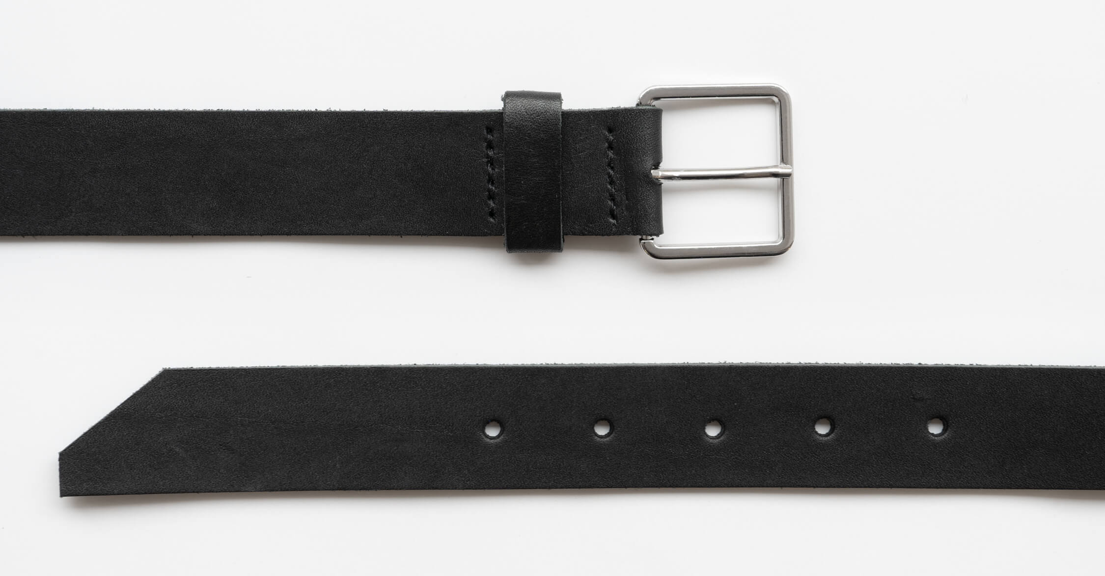 LEJ ist ein Gürtel aus pflanzlich gegerbtem Leder und mit seinem minimalistischen wie zeitlosen Look die passende Ergänzung für Alltagsoutfits oder schicke Kleidung. 