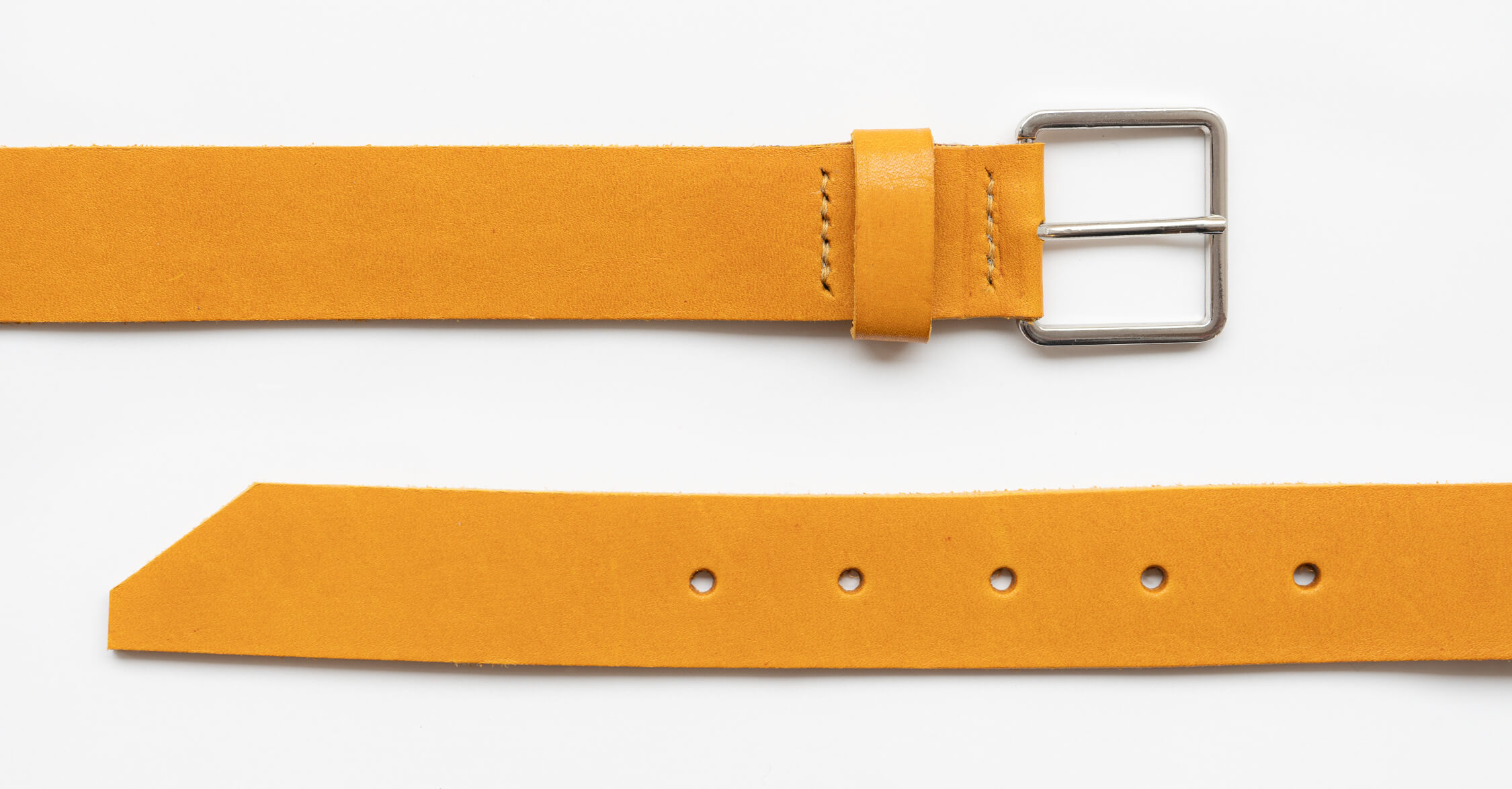 LEJ ist ein Gürtel aus pflanzlich gegerbtem Leder und mit seinem minimalistischen wie zeitlosen Look die passende Ergänzung für Alltagsoutfits oder schicke Kleidung. 