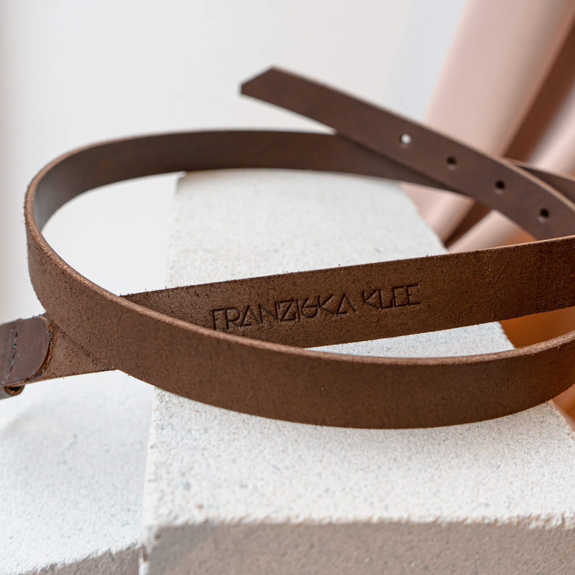 Guertel-breit-2cm-FranziskaKlee-Naturleder-dunkelbraun-Logo