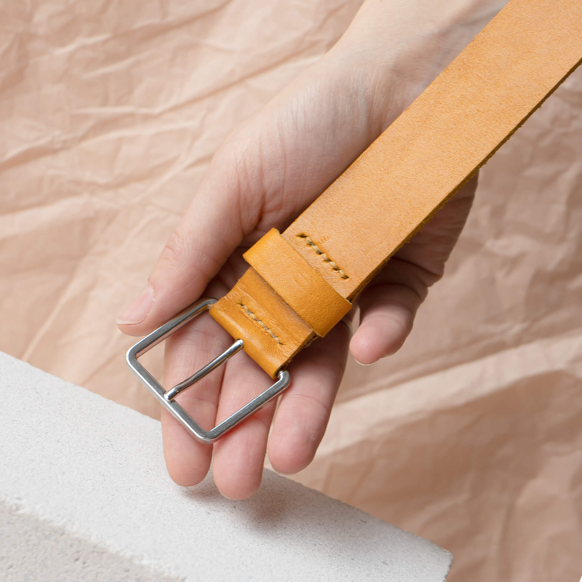 Guertel-breit-3cm-FranziskaKlee-Naturleder-senfgelb-mood-hand