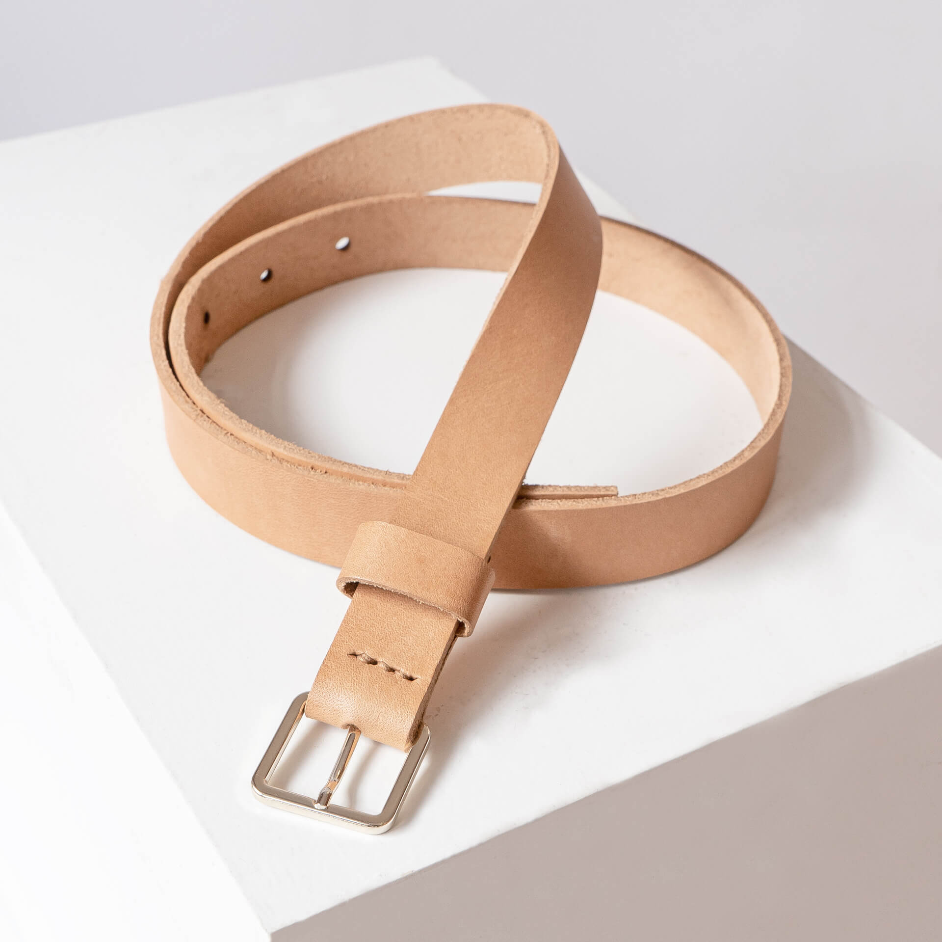 Guertel-schmal-2cm-FranziskaKlee-Naturleder-natur-front-quer