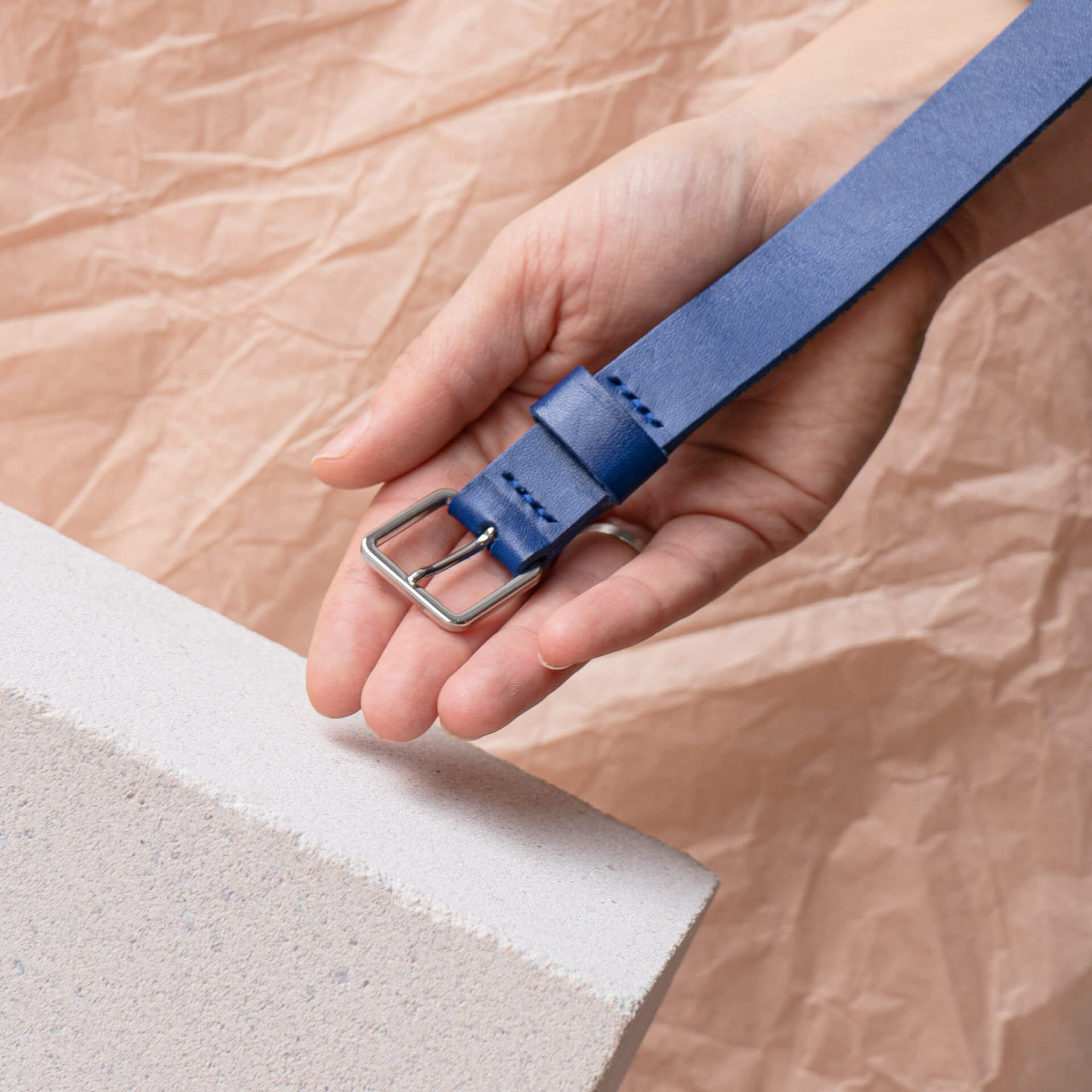 Guertel-schmal-2cm-FranziskaKlee-Naturleder-royalblau-Mood-Hand