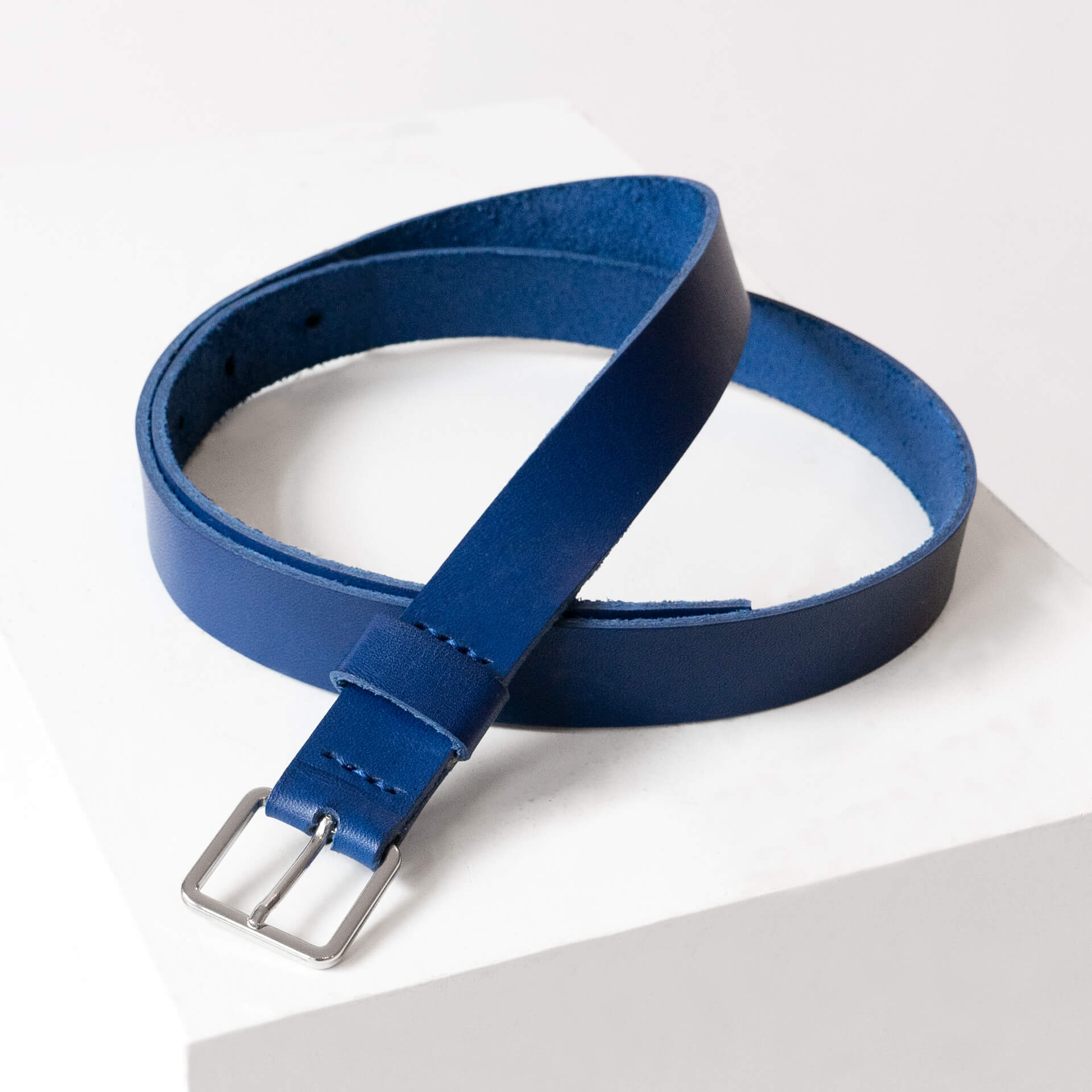 Guertel-schmal-2cm-FranziskaKlee-Naturleder-royalblau-front-quer